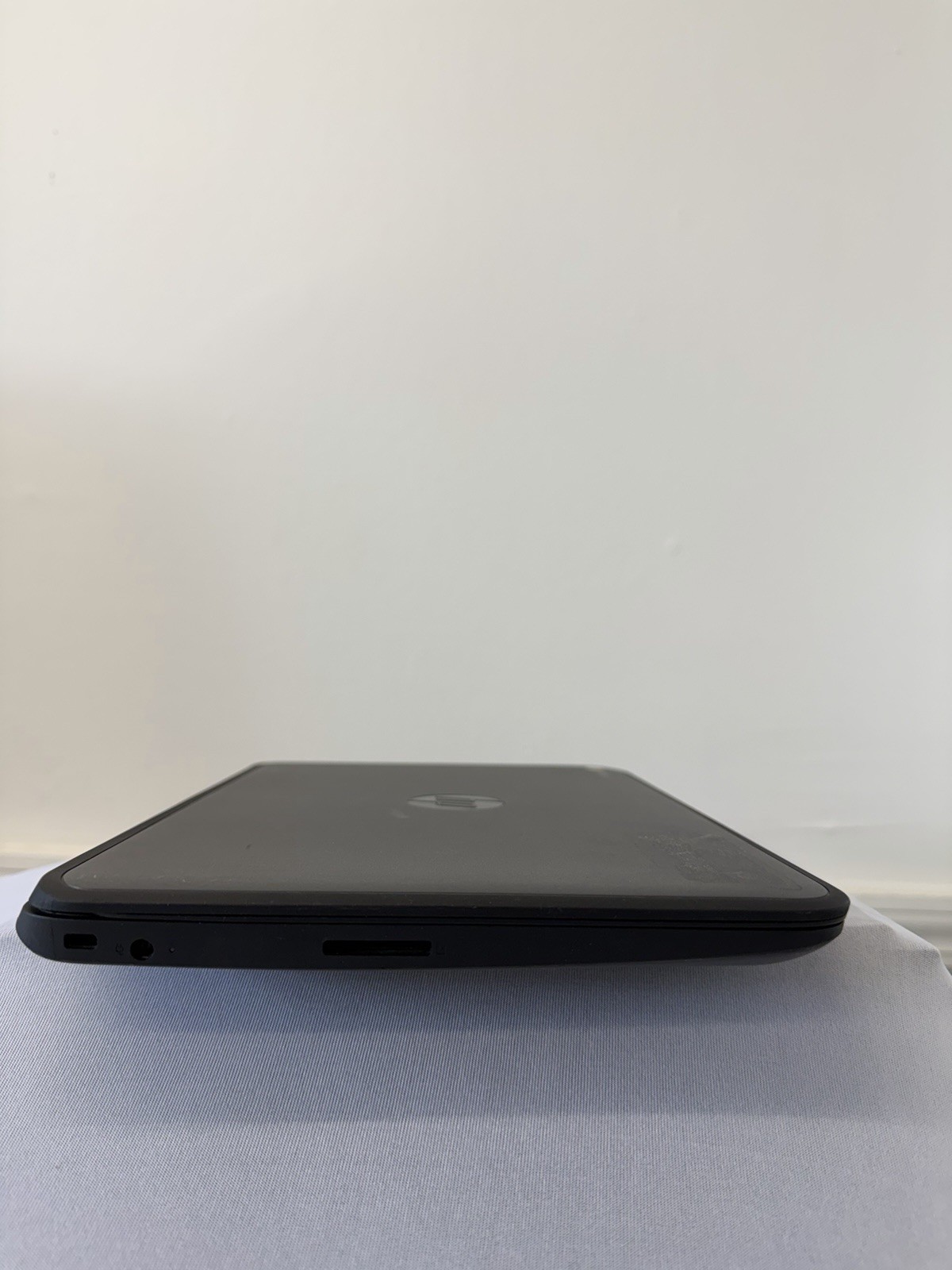 HP Chromebook 11 G4 Laptop – Light Leaking in Screen-Read Des
