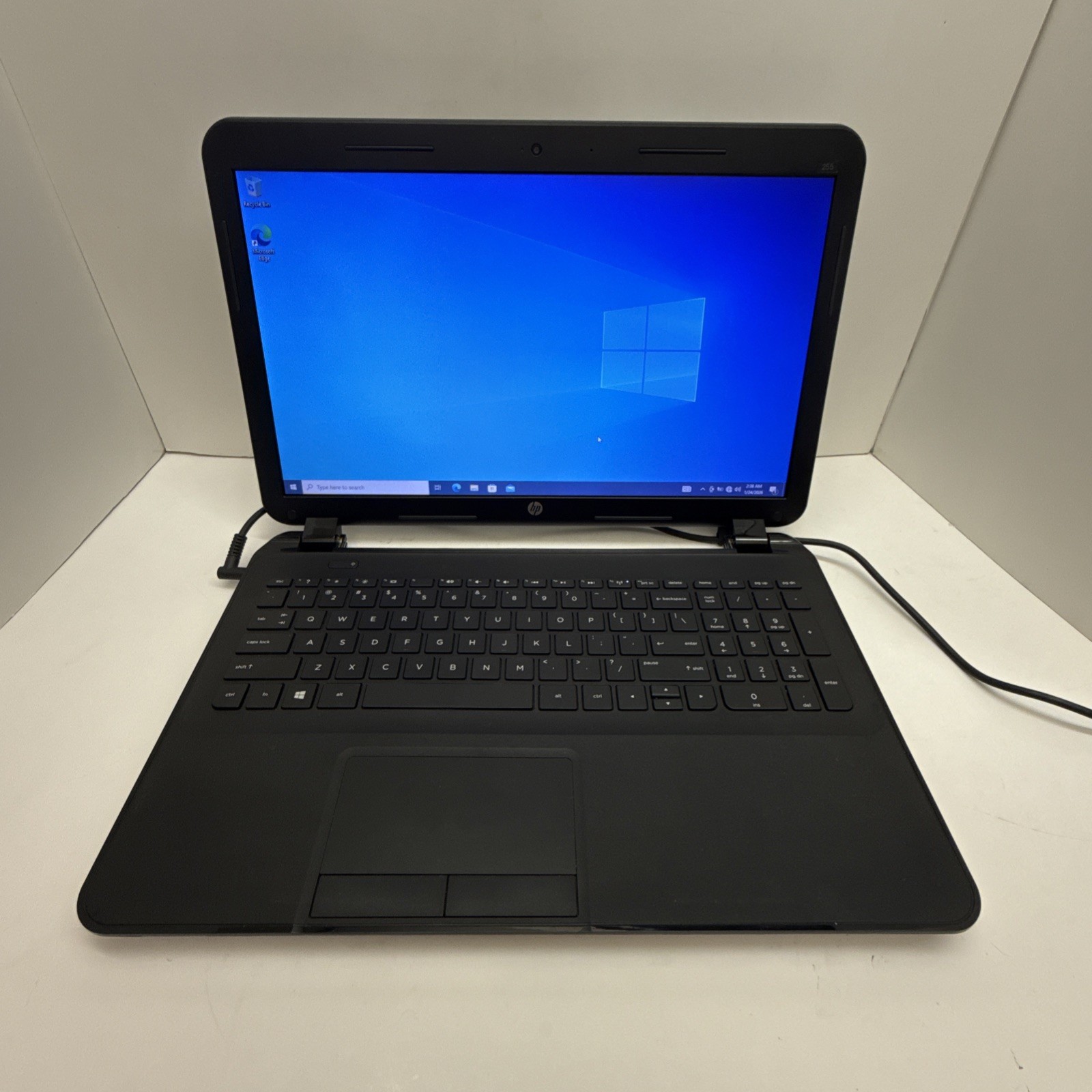 HP 255 Laptop AMD A4 4gb Radeon R2 15.6″ win 10 250GB HDD – No Battery – As Is