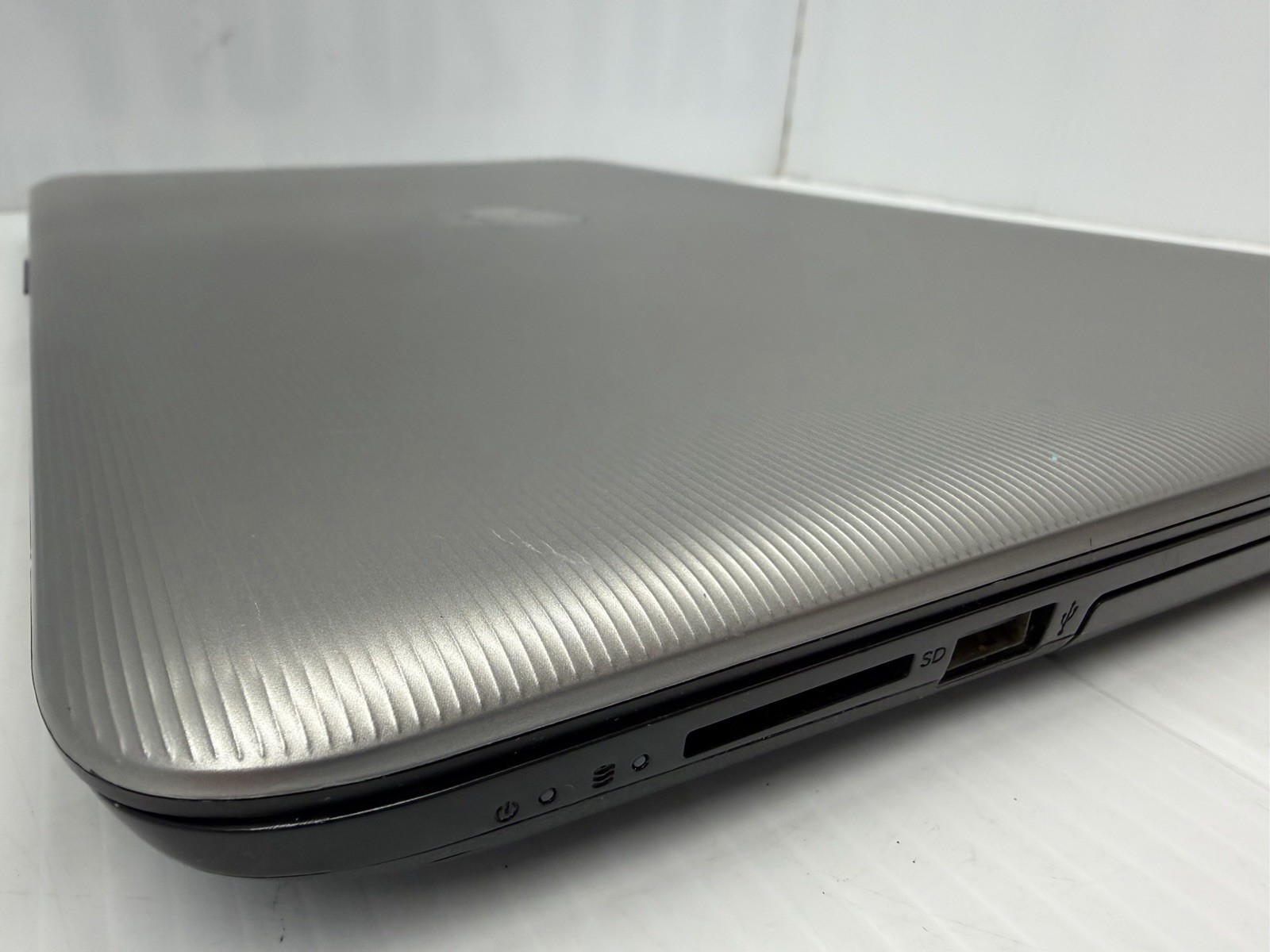 HP 15-BA030NR 932GB 6GB RAM 1007MB AMD Radeon R5 Graphics A8-7410 APU @ 2.20GHz