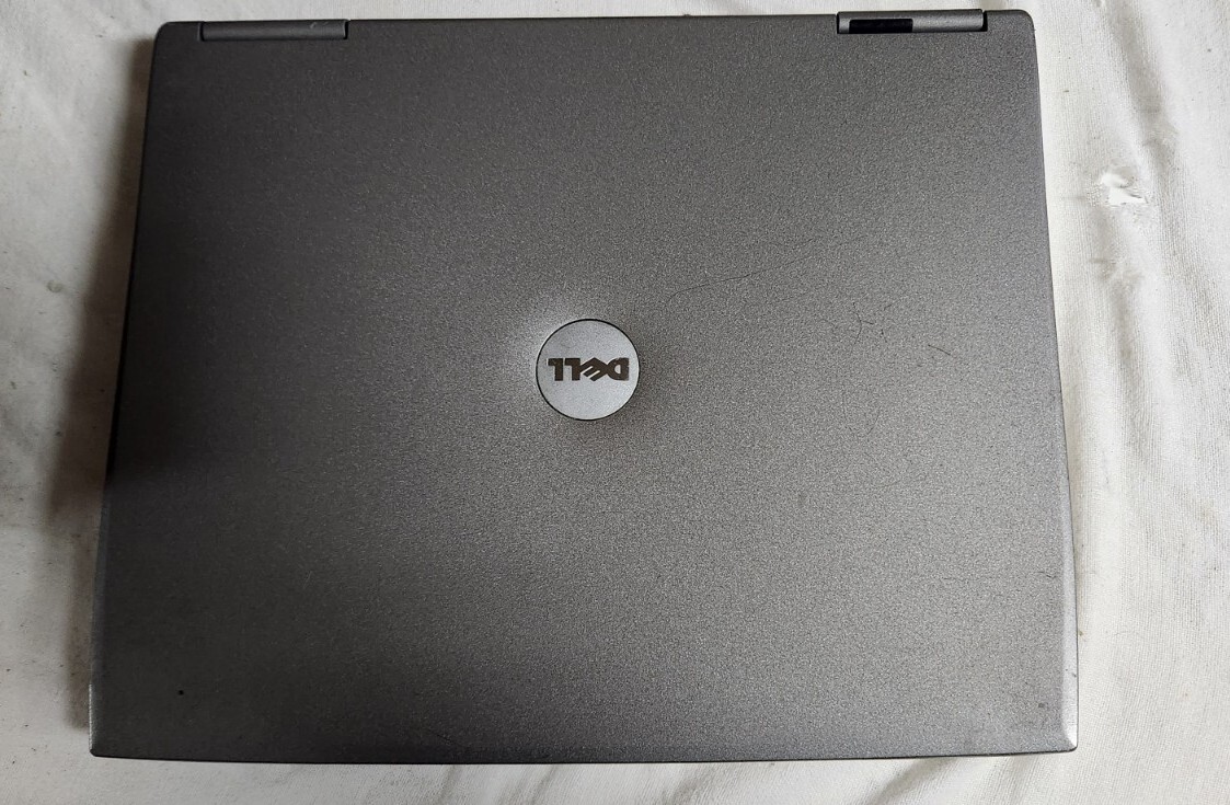 Dell Latitude D500 14 inch PP05L Laptop Powers Up 512MB 266MHZ Pentium M