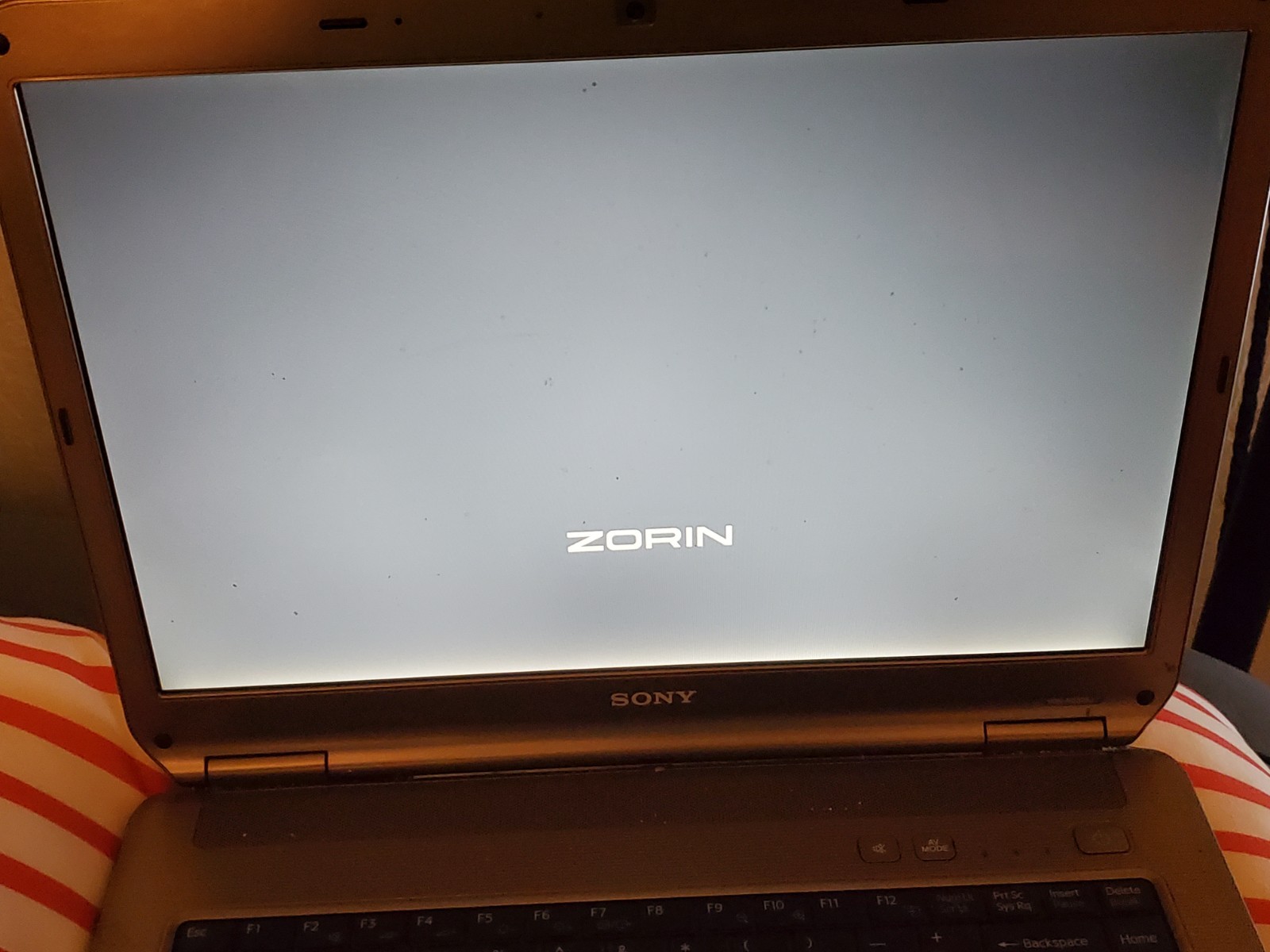 Sony Vaio Laptop VGN-NS325J with Zorin OS 18 And Some Games Preloaded