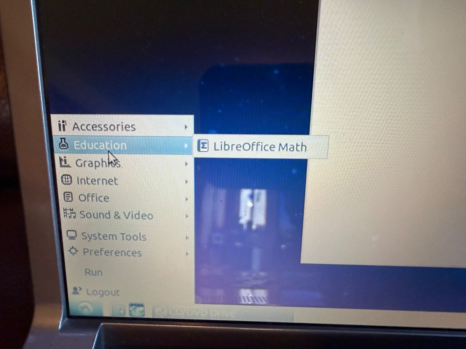 DELL STUDIO 17 – laptop running Ubuntu 320gb hard drive Core 2 duo