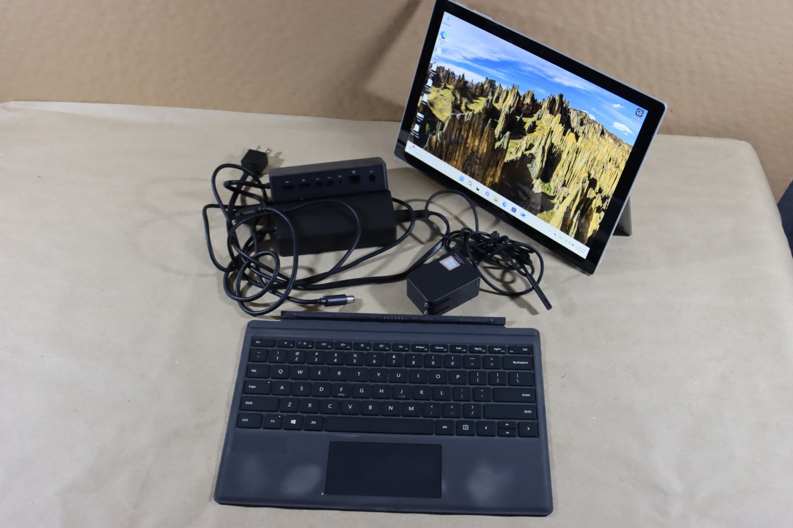 Microsoft Surface Pro 5 i5-7300U 8GB RAM 256GB Wi-Fi + Cellular / LTE