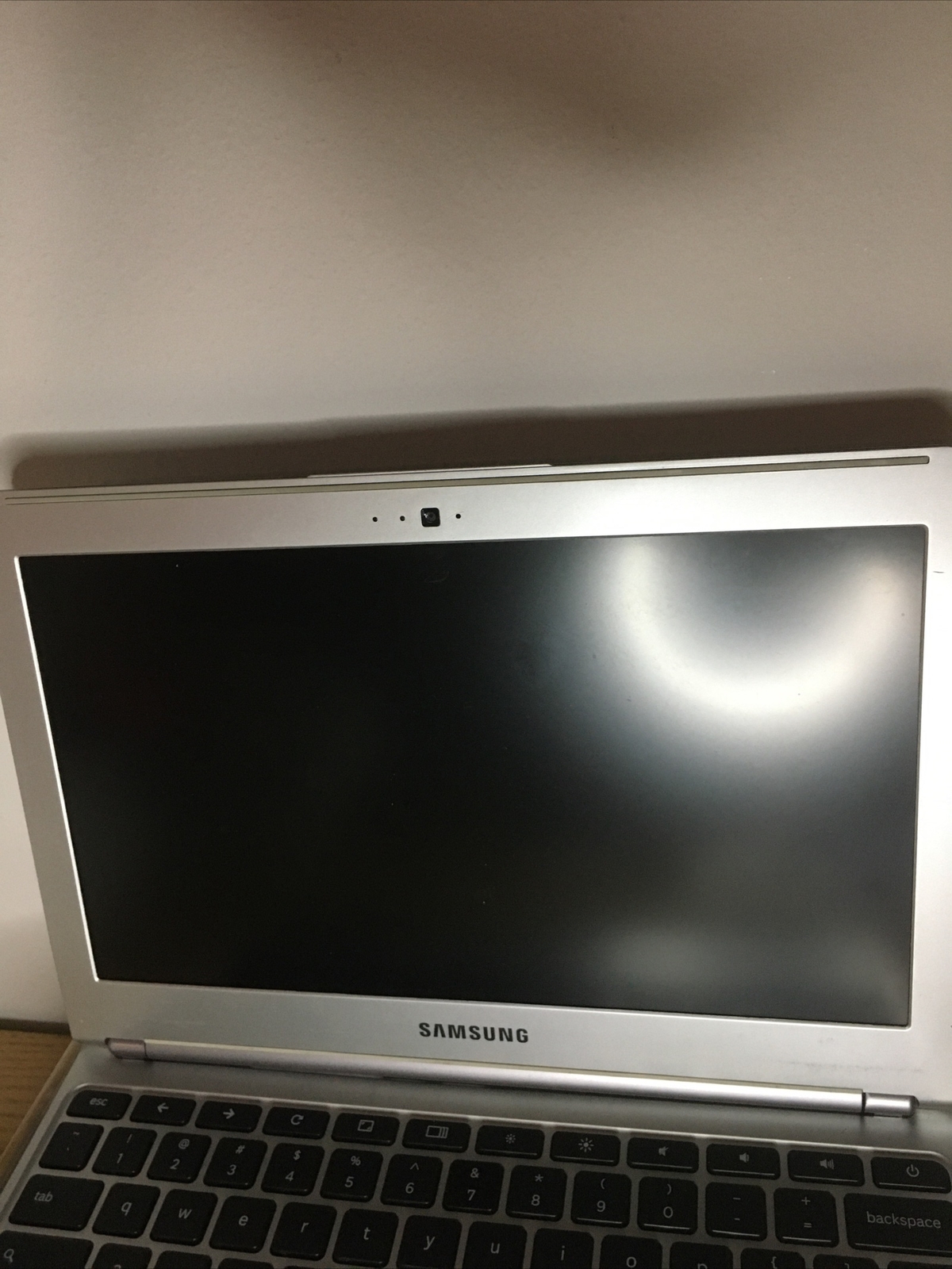 Samsung Chrome Book XE303C12-A01US For Parts Only Doesn’t Power On No Charger