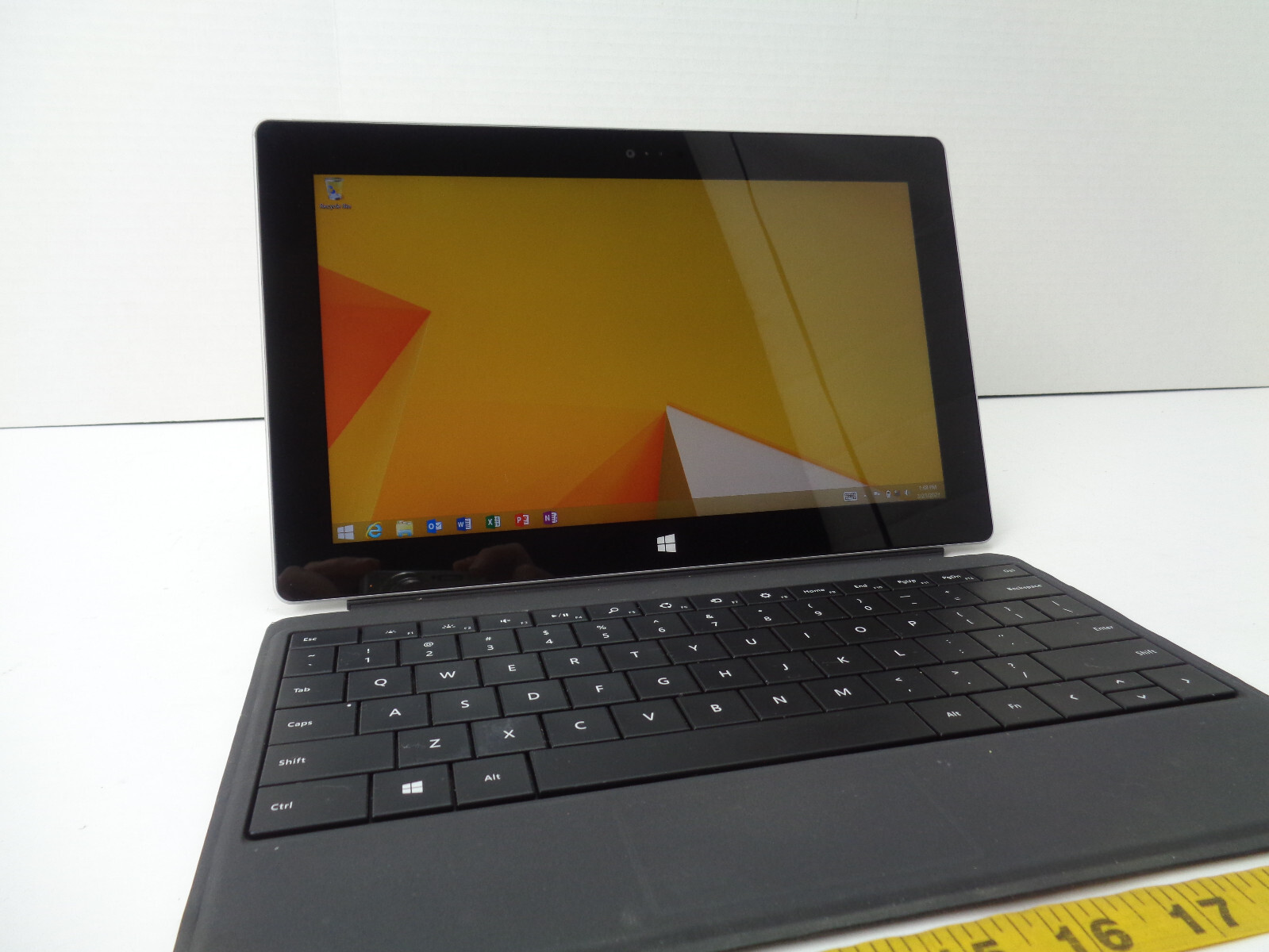 Microsoft Surface RT Tablet with Keyboard & Charger 64GB 2 GB RAM Touchscreen B