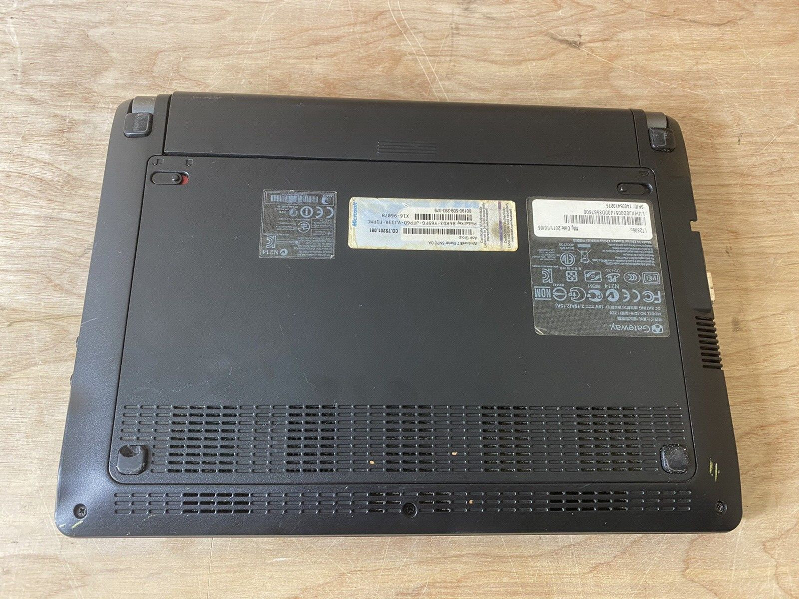 Gateway LT2805U Atom N570@1.66GHz 2/4T / 1GB/ 500GB HDD/ Linux / Bad Battery