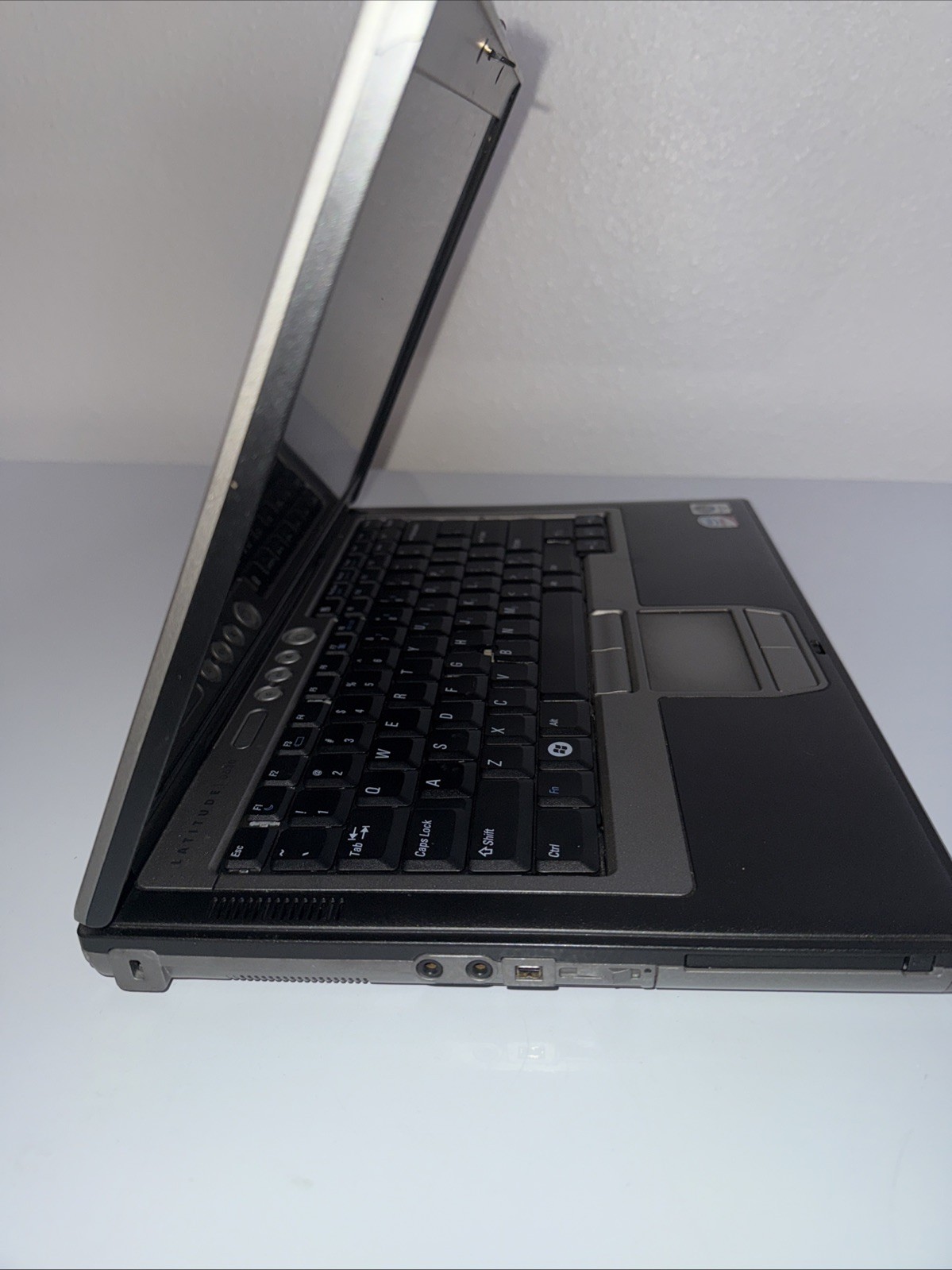 Dell Latitude D630 Laptop Intel Core, 2.5GB RAM , 80GB HDD Win XP BATTERY ISSUE