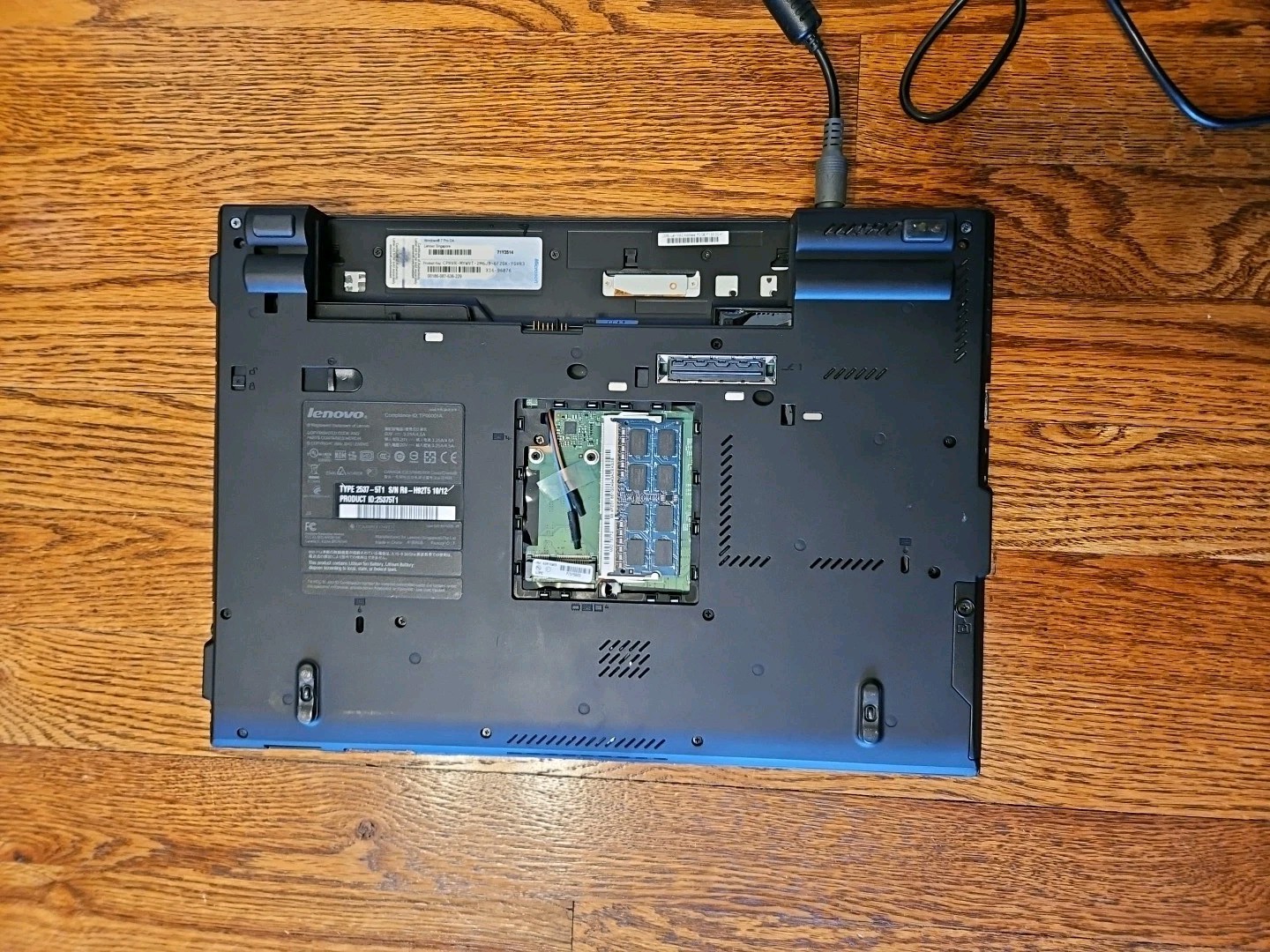 Lenovo ThinkPad T410 i5-M560 14″ 4gb/320gb HDD. Win XP pro. Issues