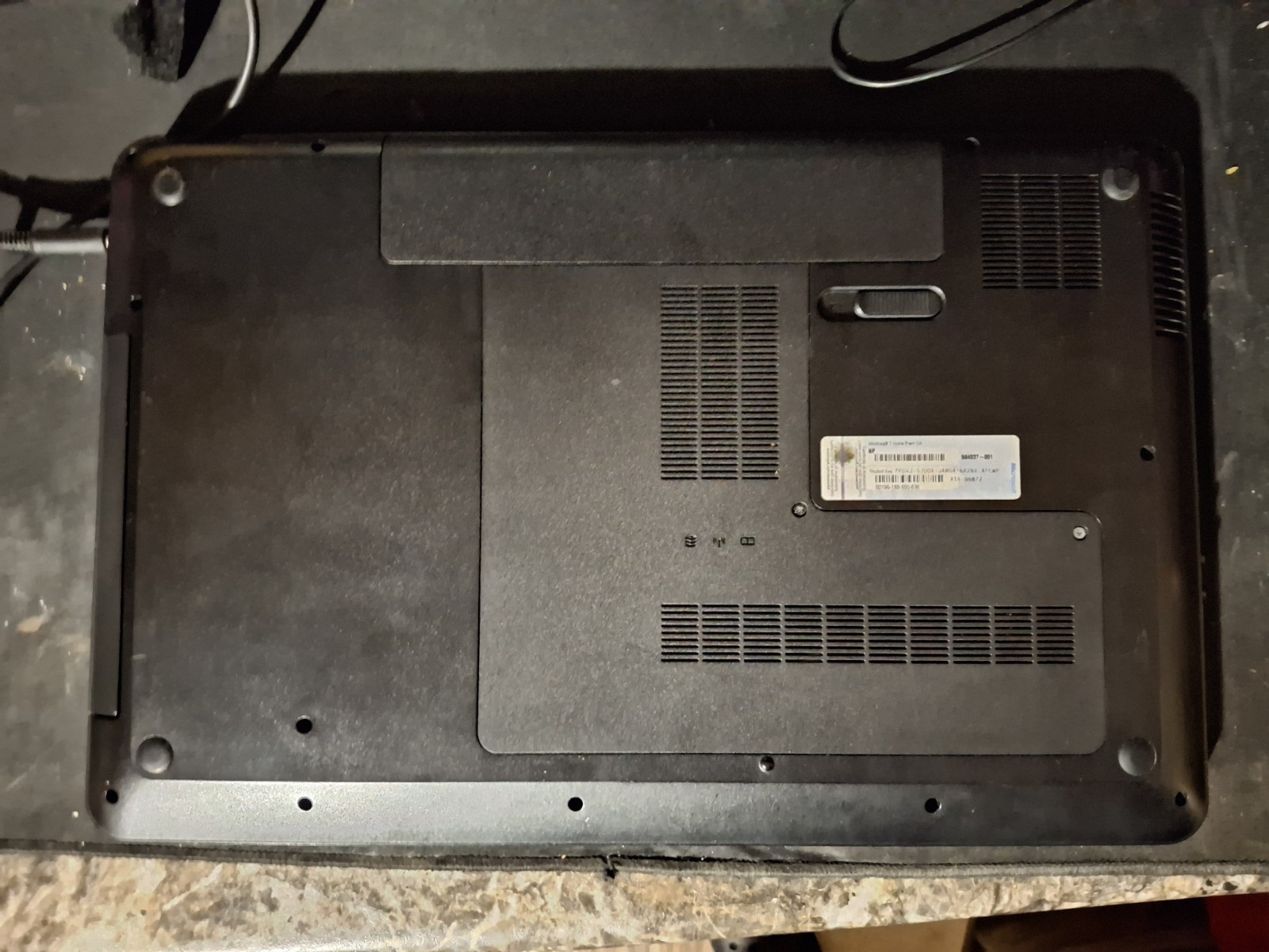 HP Pavilion g7 Notebook AMD A4-3300M 1.90GHz 8GB No HDD + Charger