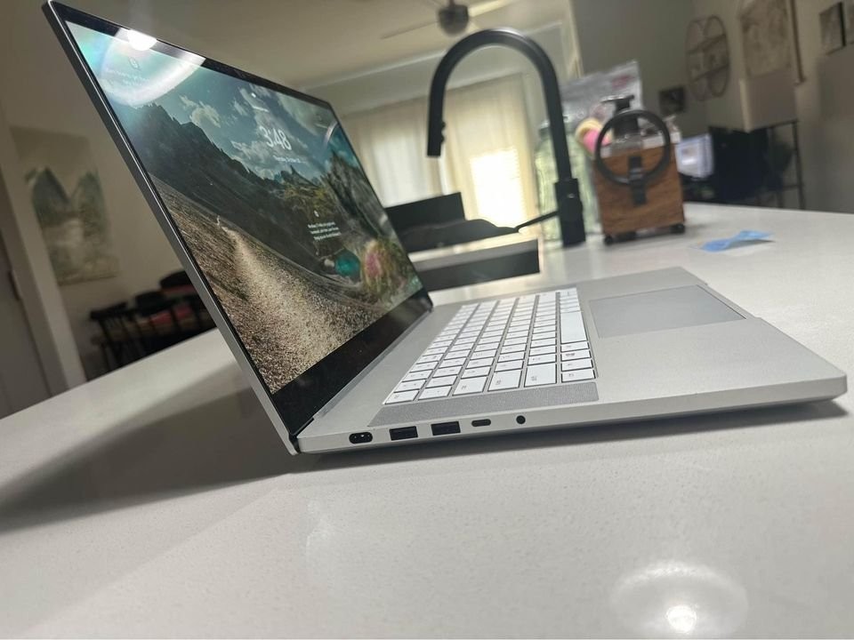 Razer Blade 15.6″ Studio Edition 4k OLED 60 Hz FOR PARTS READ DESCRIPTION
