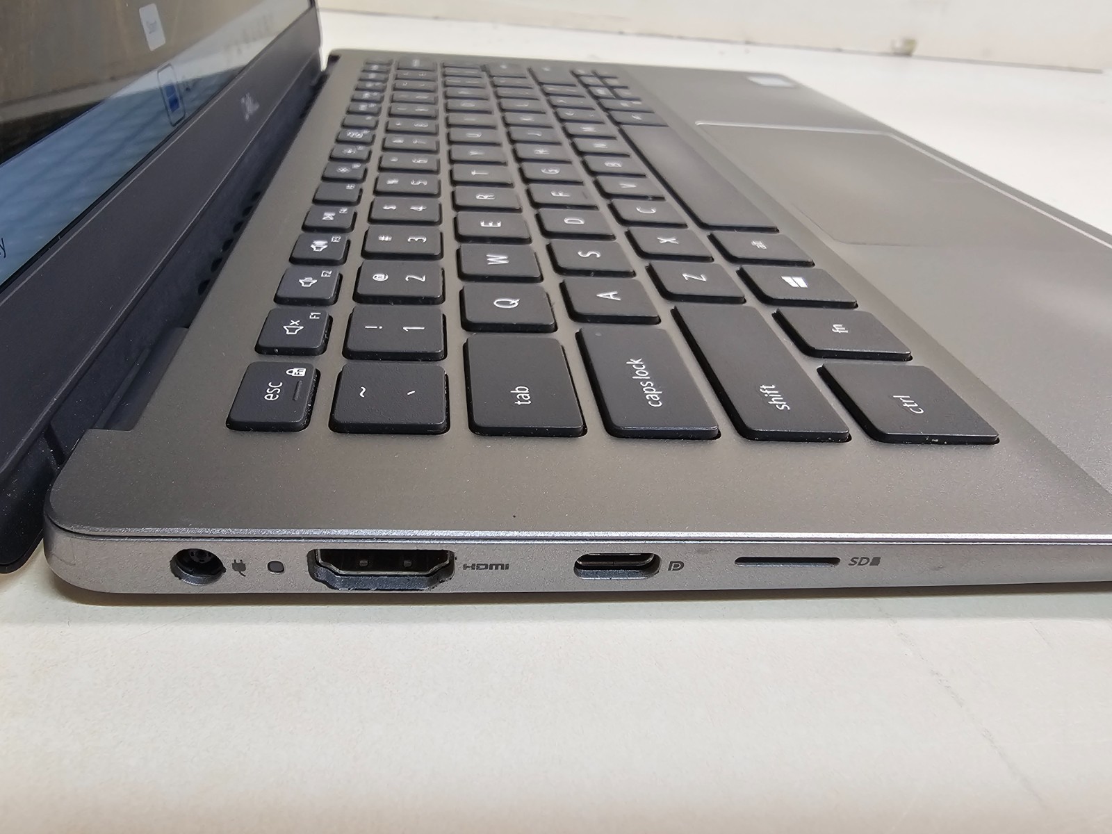 Dell Latitude 3301 Laptop – 1.8 GHz i7-8565U 8GB 256GB SSD Wi-Fi Cam 13.3″ – SP4