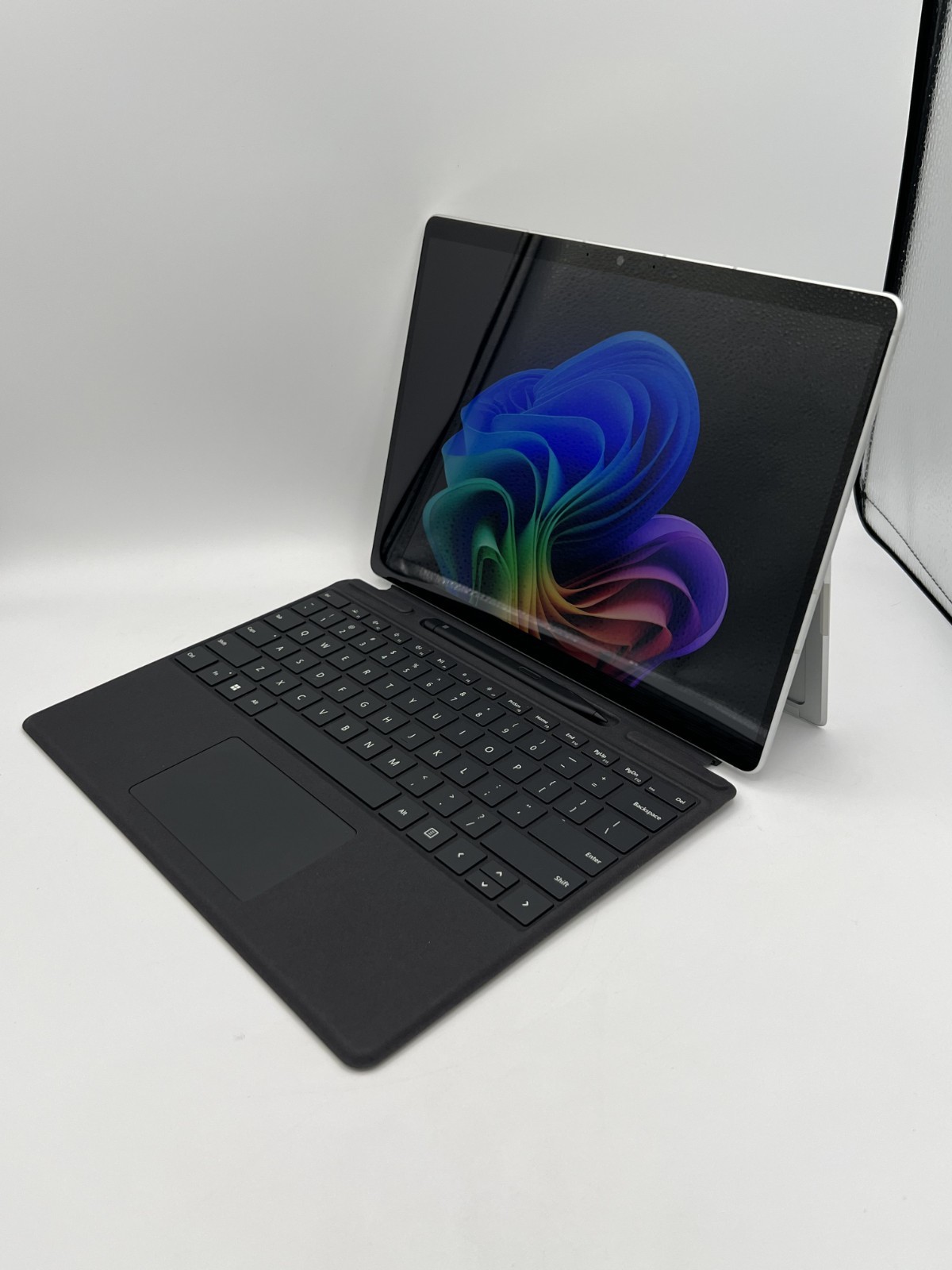 Microsoft Surface Pro 9 13″ ARM SQ3 8GB 256GB 5G Unlocked Windows 11 Pro