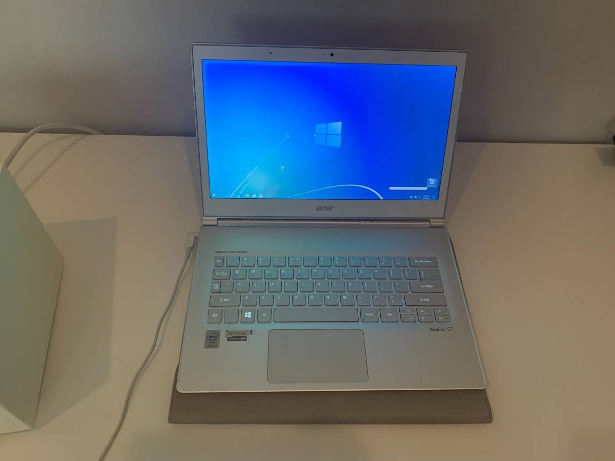Acer Aspire S7 Ultrabook Laptop with Sleeve *
