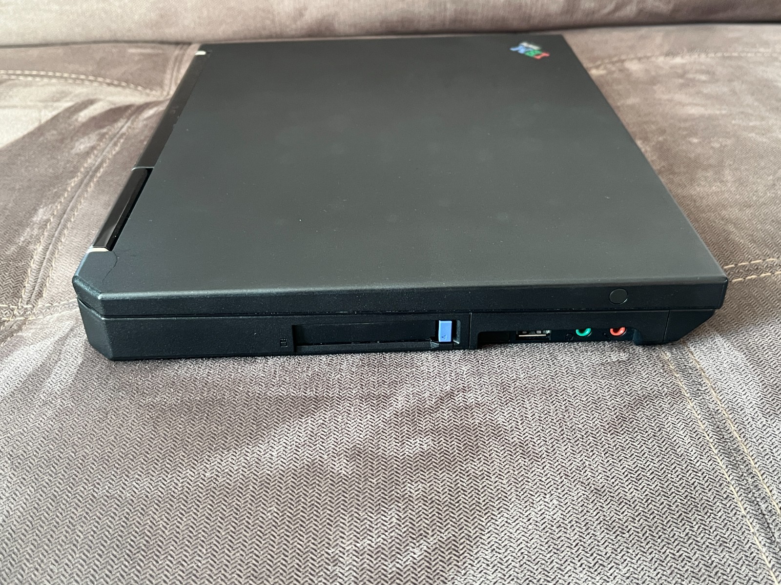 Vintage IBM ThinkPad R31, 14.1″, 40 GB HDD, 1GB RAM, Win XP Pro, dock & extras