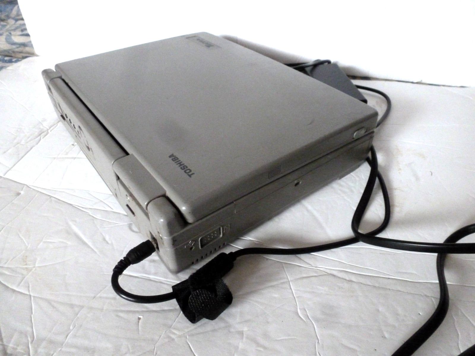 Vintage TOSHIBA TECRA Laptop 730XCDT/2.1 TESTED Windows 98