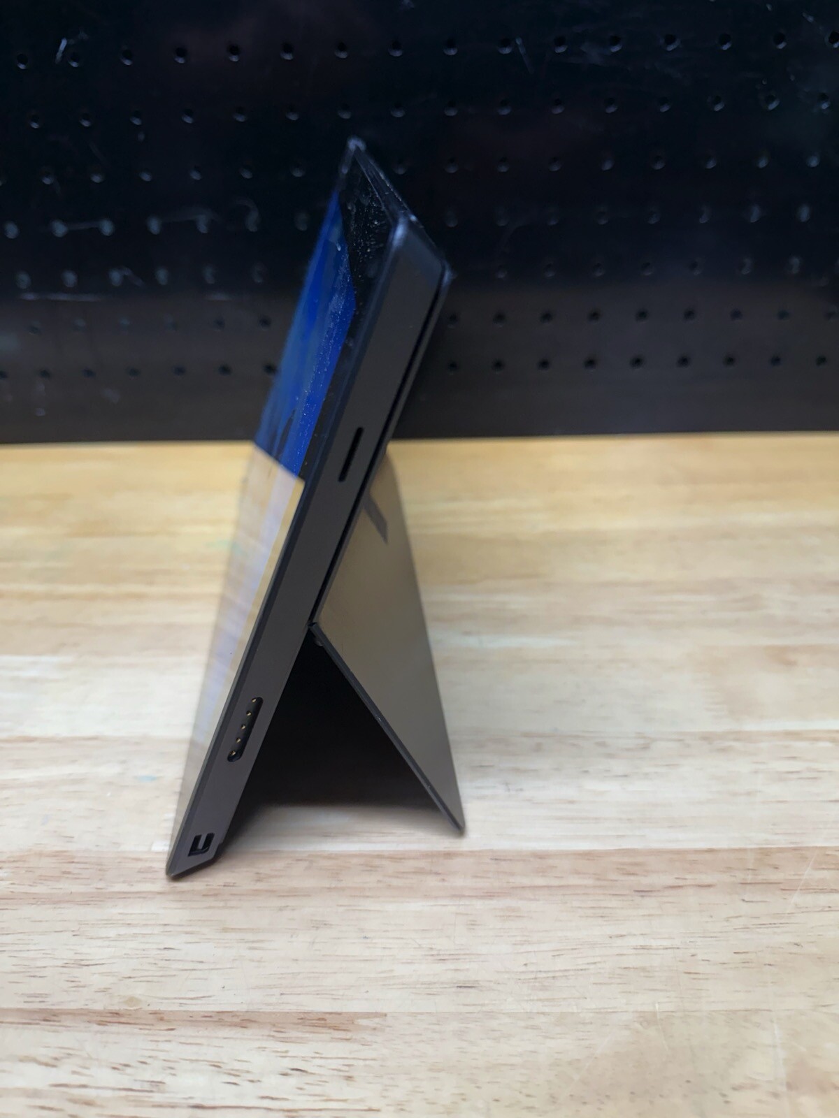 10.6″ Surface Pro Intel i5-3317U @ 1.7GHz / 4GB RAM / 64GB SSD / Cracked Screen