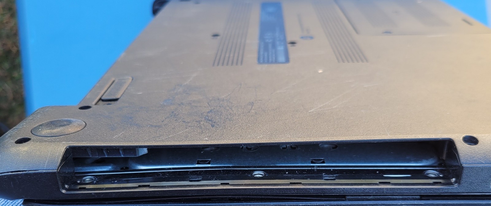 HP 15-F305DX NO HD, NO Battery Screen Cracked- Parts Only