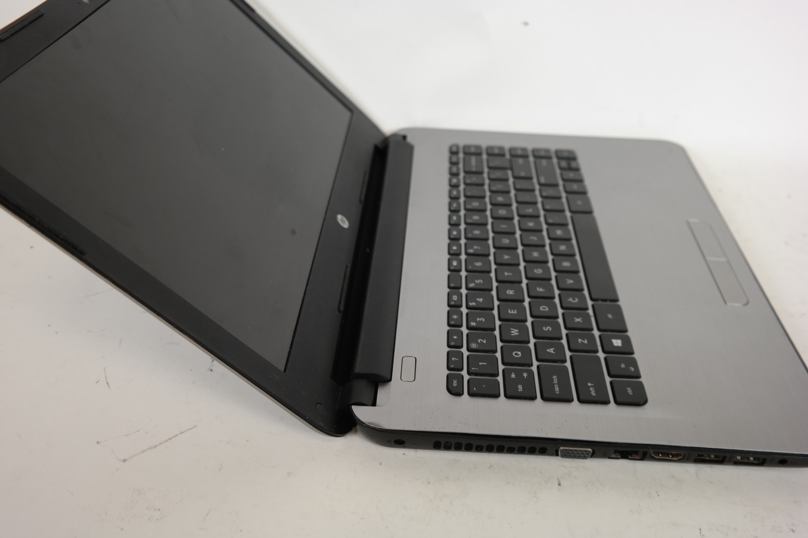 HP Notebook 14-an010nr 14″ – 4GB RAM – No HDD – Powers On – No Display