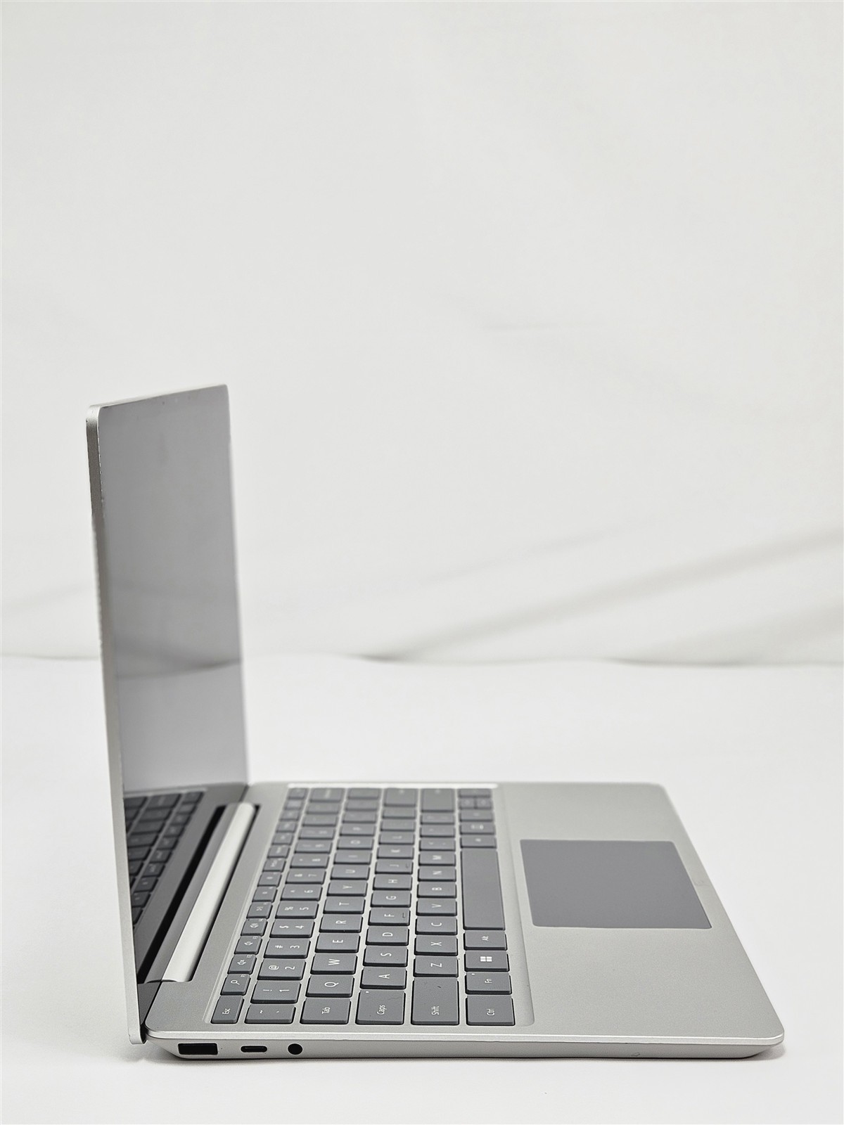Microsoft Surface Laptop Go 2 12.4″ i5-1135G7 2.4GHz 16GB RAM 256GB SSD Win11