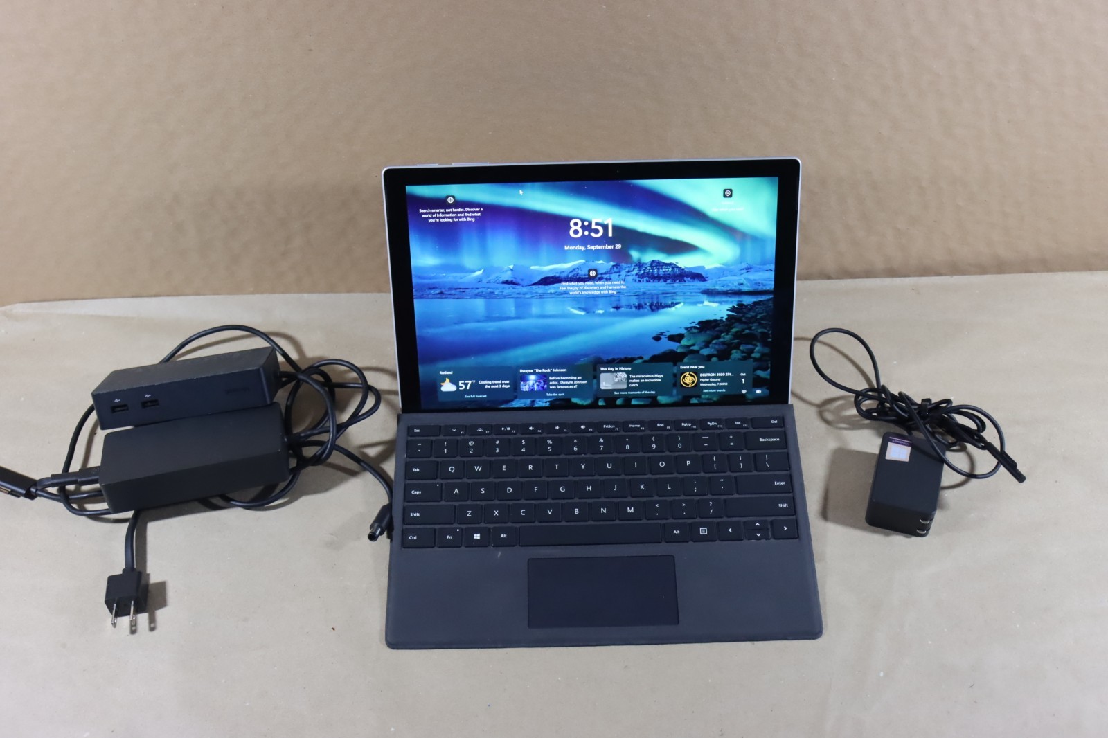 Microsoft Surface Pro 5 i5-7300U 8GB RAM 256GB Wi-Fi + Cellular / LTE