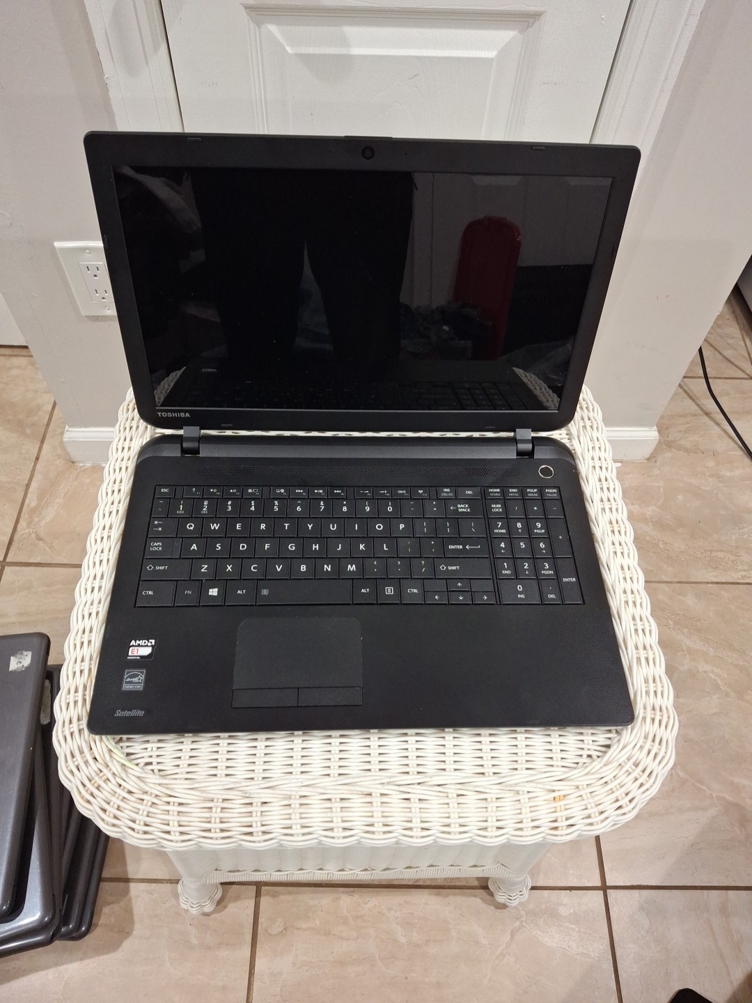 TOSHIBA Satellite C55D-A5163 AMD E1-2100 APU with Radeon HD Graphics @ 1.00GHz