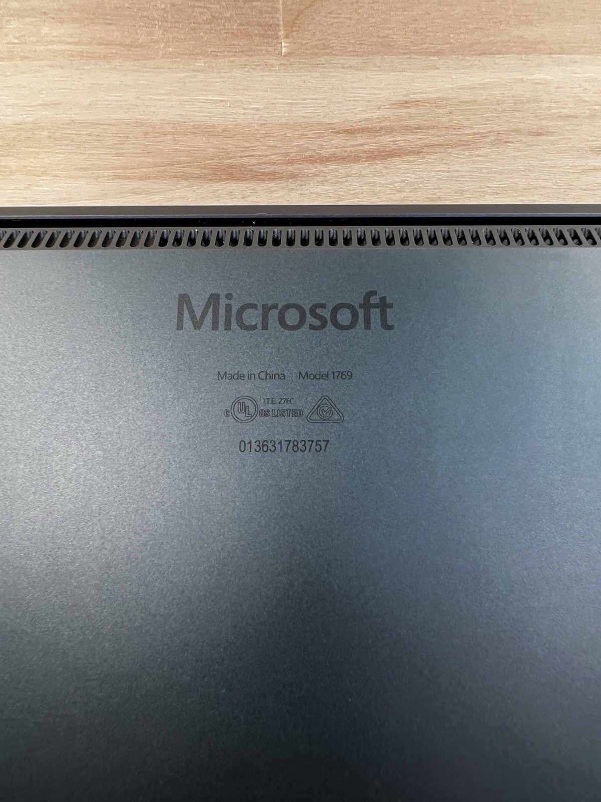 Microsoft Surface laptop 2 13.5″ (256GB, Intel Core i5 8th Gen. 1.60 GHz, 8 GB)
