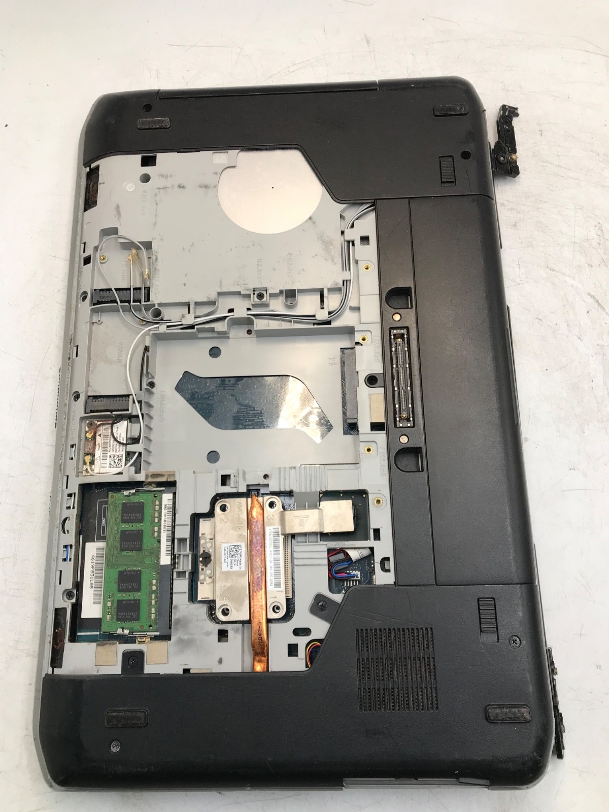 Dell Latitude E5530 Intel Core i5 3rd Gen. 15.6″ Laptop-NO BOOT/BROKEN HINGE-MZ