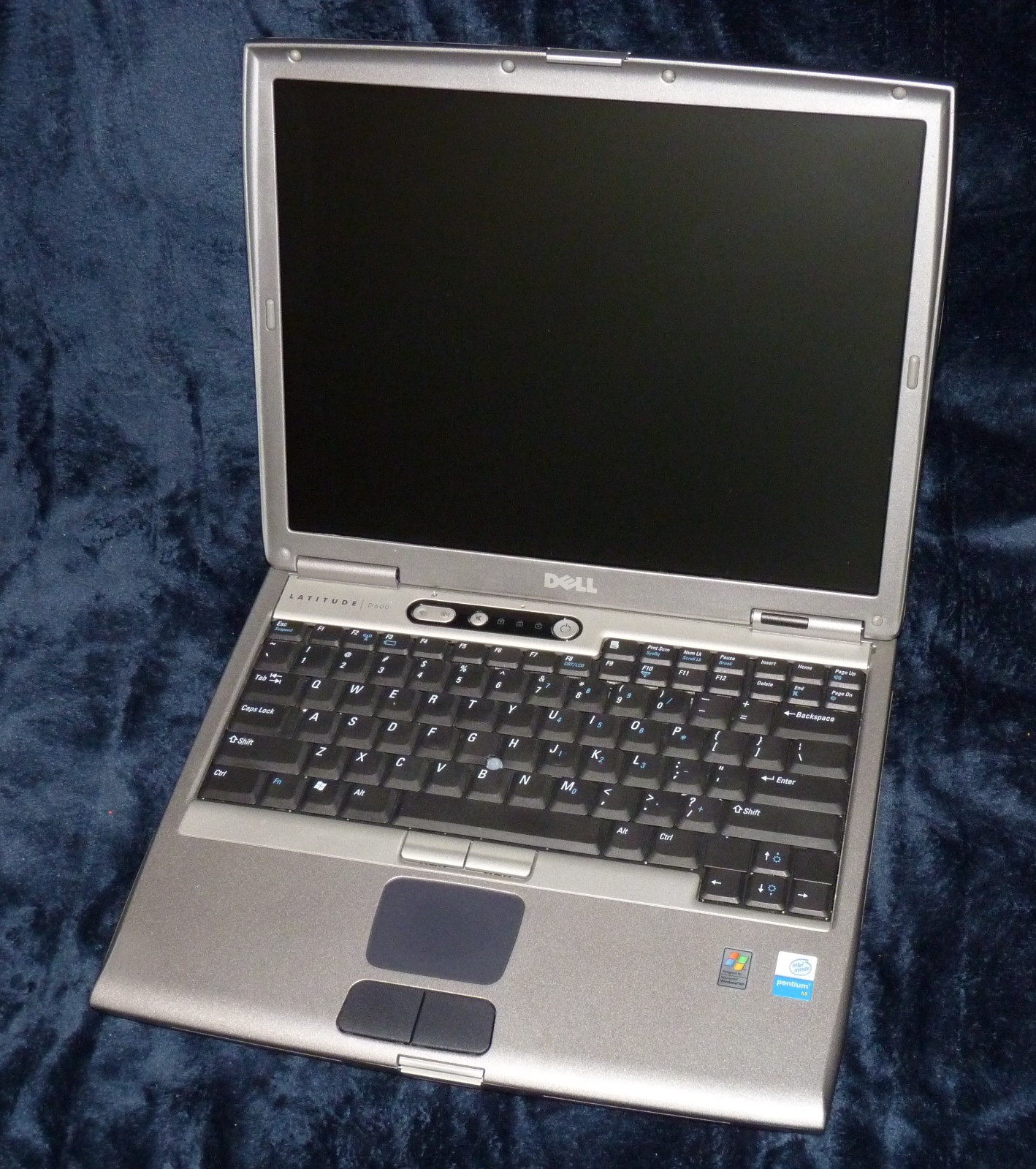 COMPLETE Dell Latitude D600 14″ 1.40GHz/64GB SSD/1GB/Serial/Parallel/ATI GPU/XP