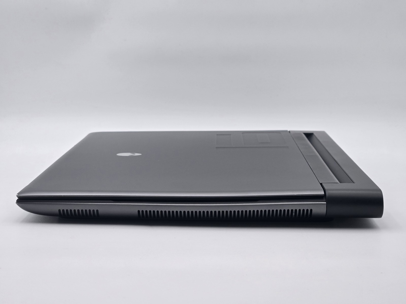 Dell Alienware m16 R1 16″ QHD+ i7-13700HX RTX 4070 16GB 1TB SSD W11 Pro