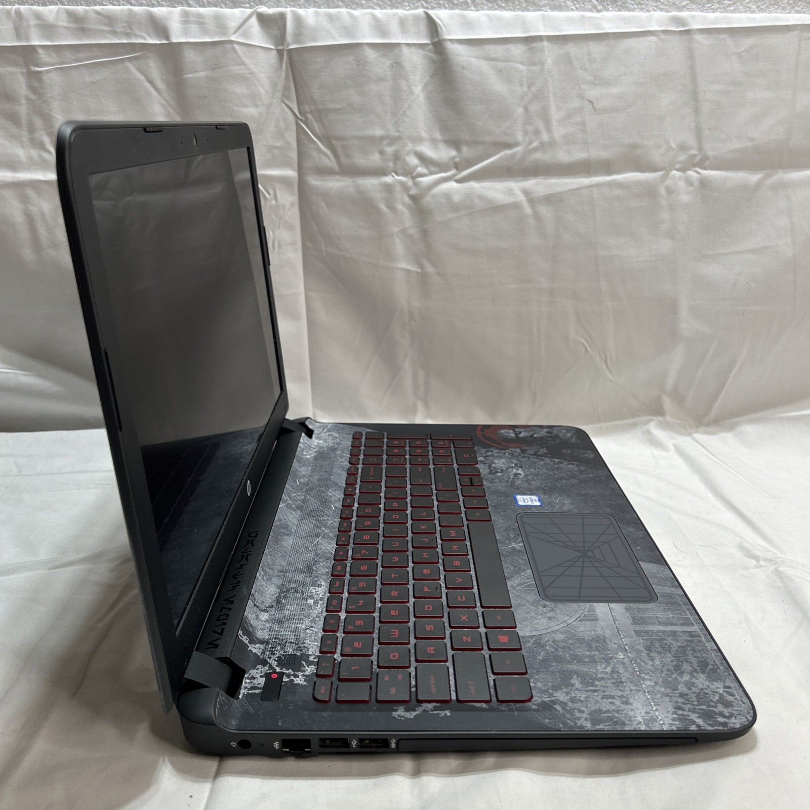 HP Star Wars Special Edition Notebook 15-an050nr 15.6″/i5-6200U/6GB RAM/1TB