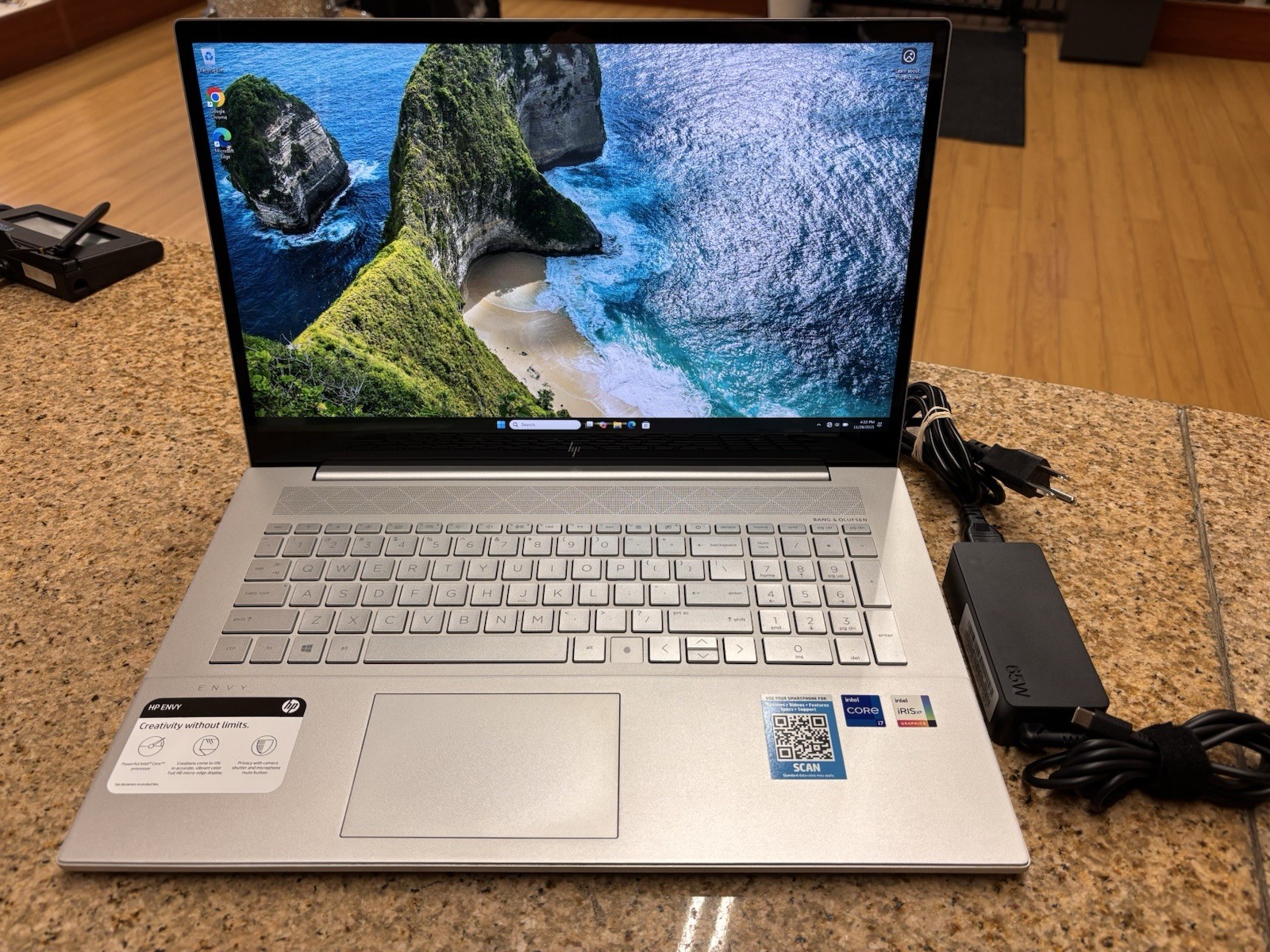 HP ENVY 17-CG1010NR @2.80GHz I7-1165G7 1TB 12GB RAM w/ CHARGER