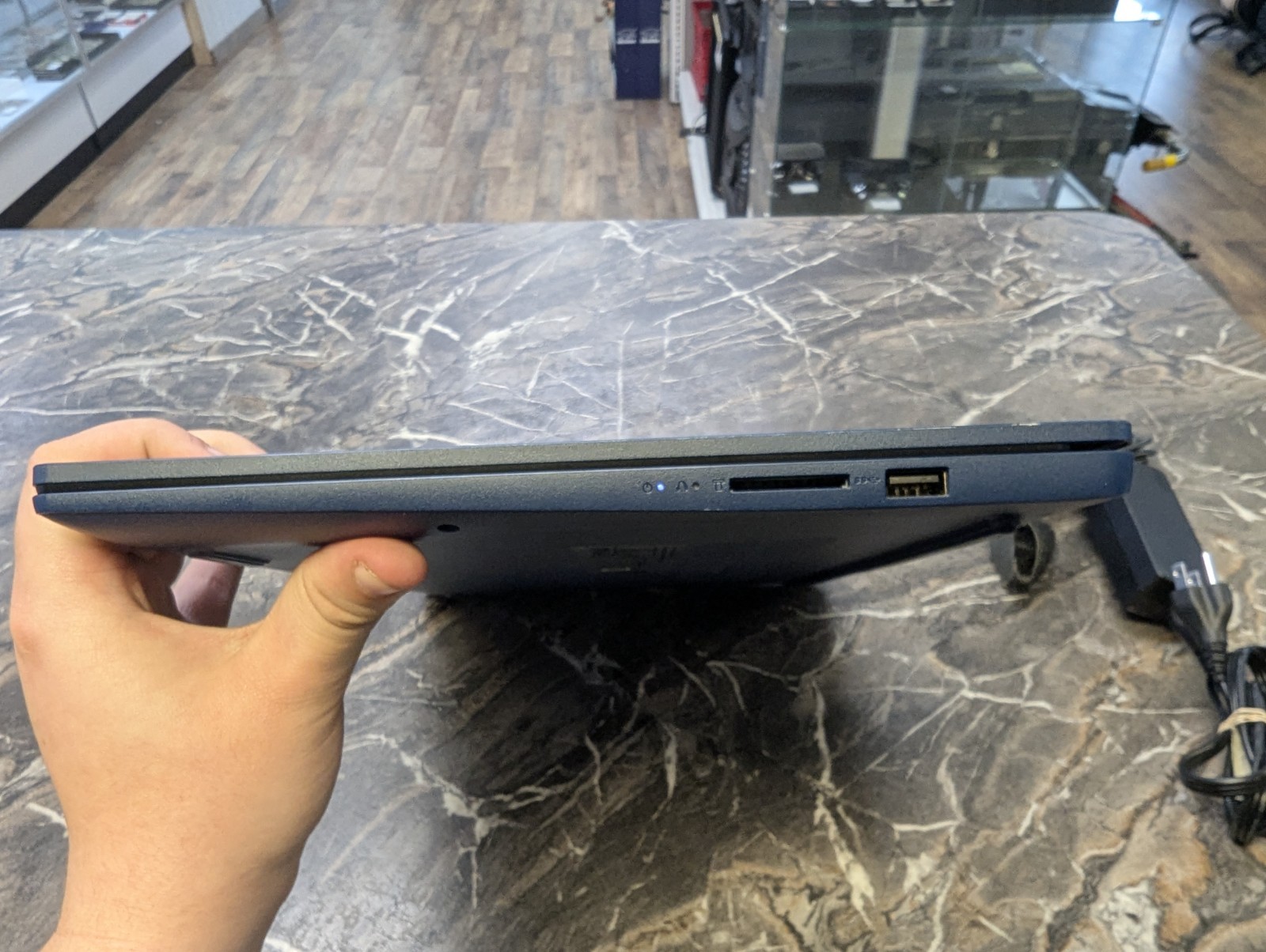 Lenovo IdeaPad Slim 3 15.6 in 512GB SSD AMD Ryzen 5 7530U 2GHz 8GB W11h Touch