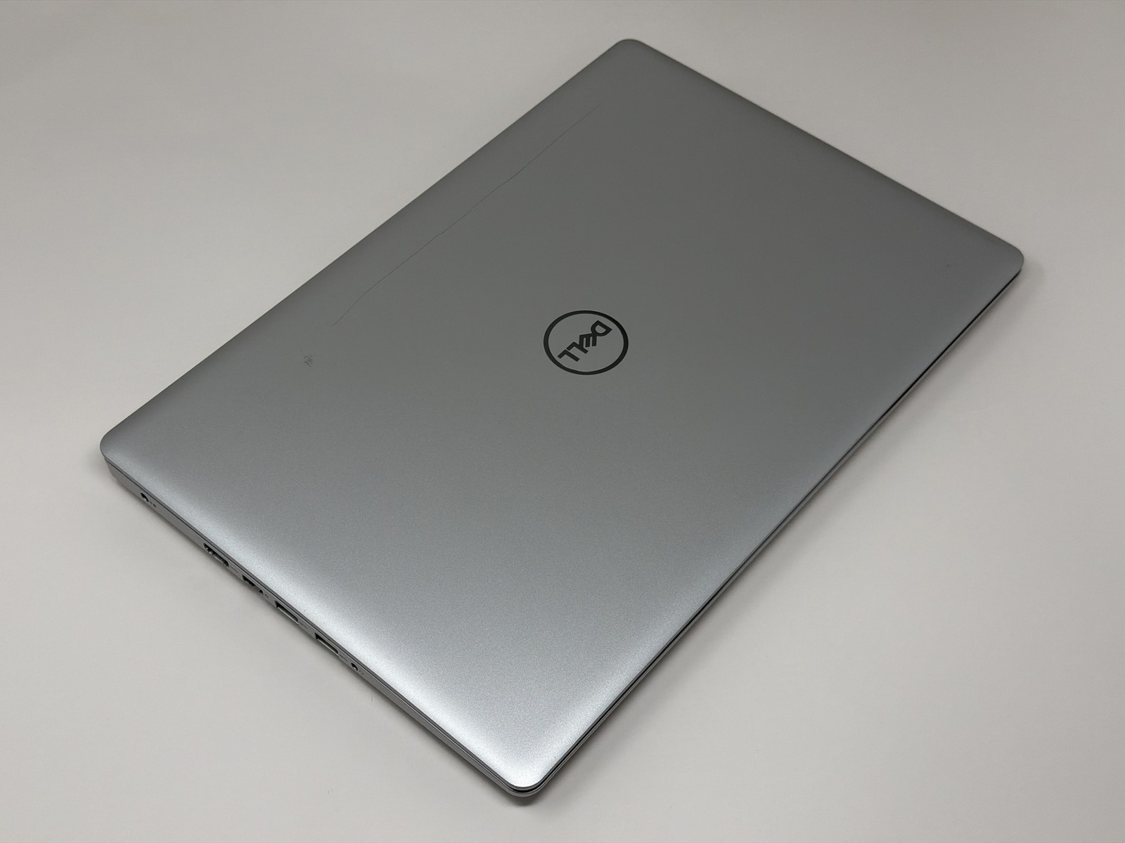 Dell Inspiron 15 5570 Intel Core i7-8550U 1.80Ghz 16GB 1TB FHD Silver DEFECTIVE
