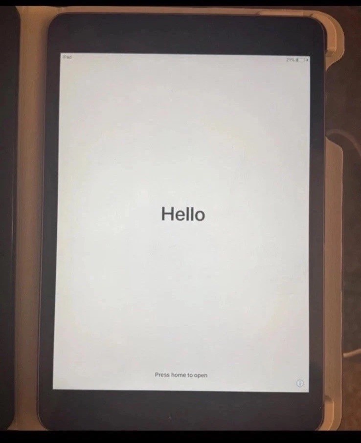 Apple iPad mini 2 Tablet 16GB 7.9in Wi‑Fi iOS + Logitech Keyboard Case Bundle