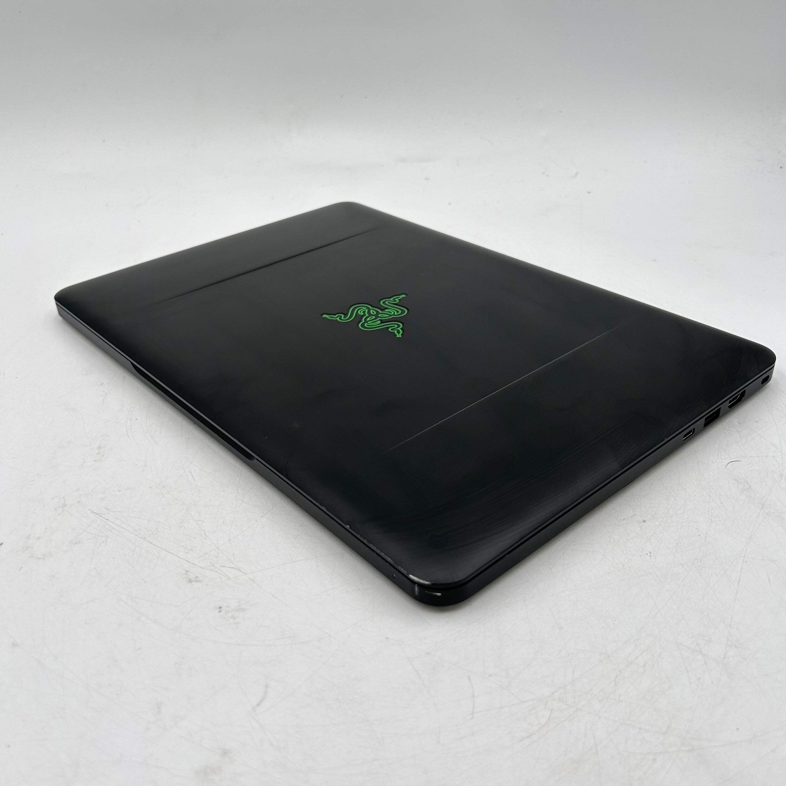 Razer Blade 14 RZ09-01953E71 14″ i7-7700HQ 16GB RAM 256GB SSD GeForce GTX 1060