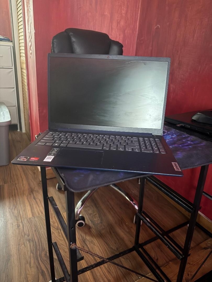 LENOVO IDEAPAD 1 15AMN7 AMD RYZEN 5 7520U 256GB SSD, 8GB RAM W/CHARGER
