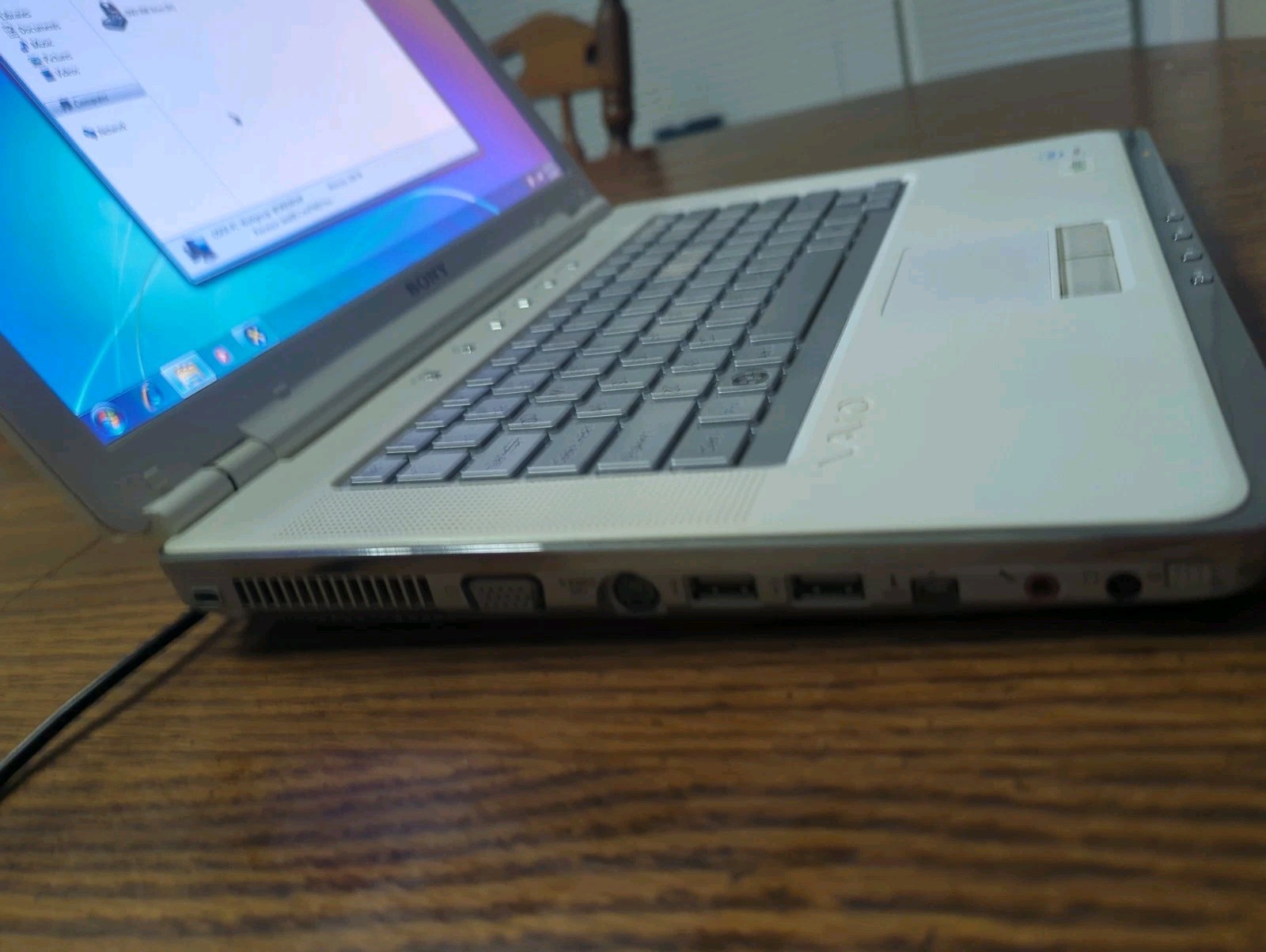 Sony Vgn-cr220e Laptop (win 7, 2gb Ram, 32gb SSD, Dvd-rw, Wi-Fi, Webcam)