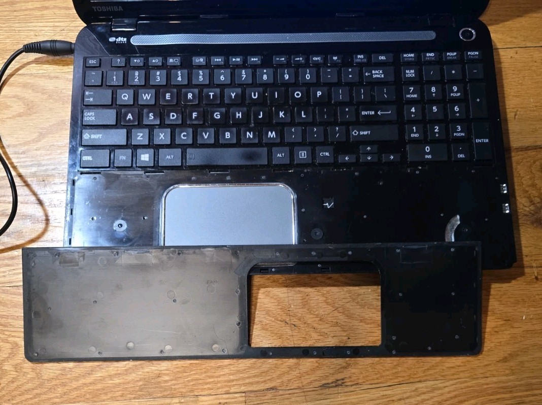 Toshiba Satellite L55 15.6″ Laptop i5-4200U 8GB ~700GB HDD Works Read
