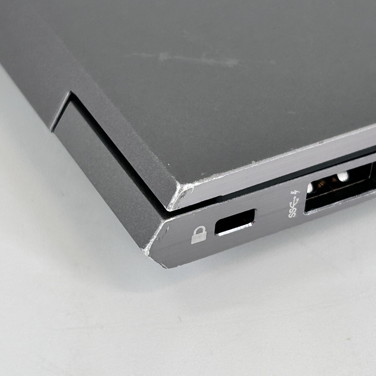 HP ZBook Studio 15 G8 FHD i7-11850H 2.50GHz 32GB 1TB SSD RTX A2000 White Spot
