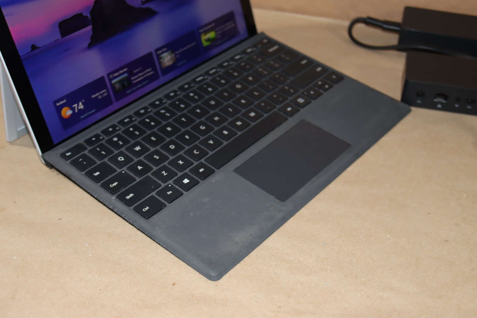Microsoft Surface Pro 5 i5-7300U 8GB RAM 256GB Wi-Fi + LTE