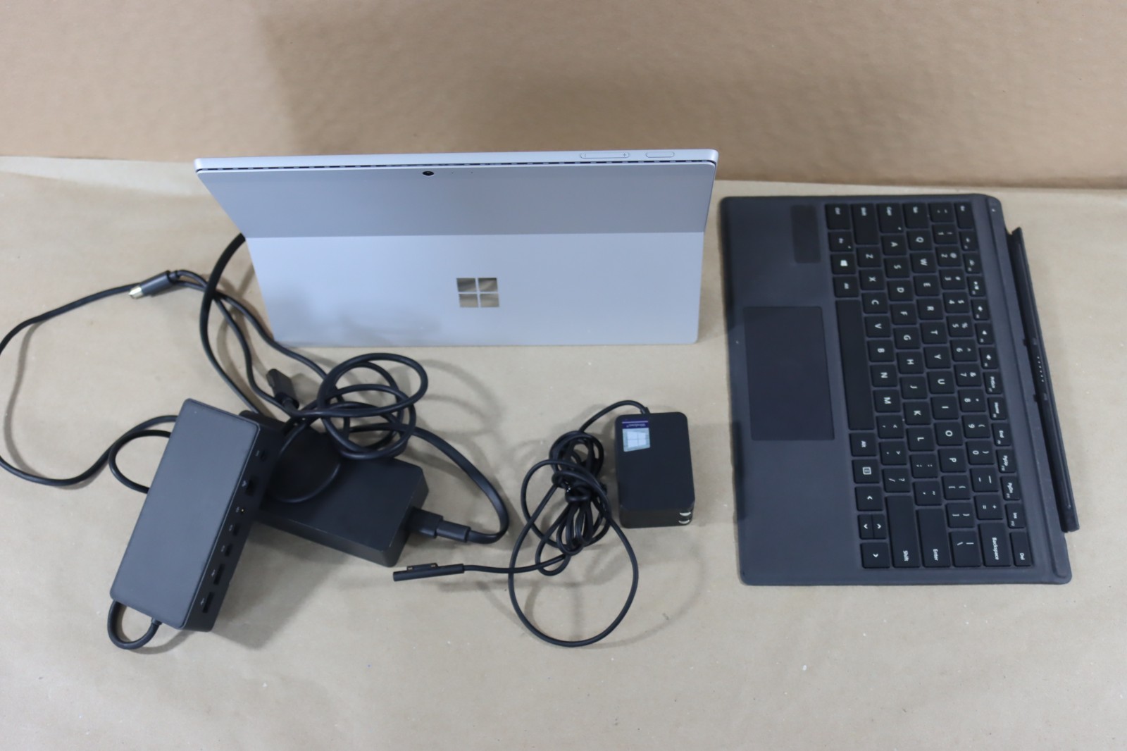 Microsoft Surface Pro 5 i5-7300U 8GB RAM 256GB Wi-Fi + LTE