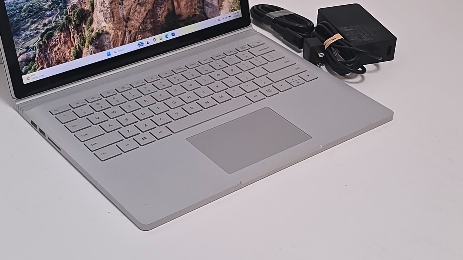 Surface Book 3 13.5″ (1900) Core i7-1065G7, 32GB RAM 512 GB SSD Nvidia GTX 1650