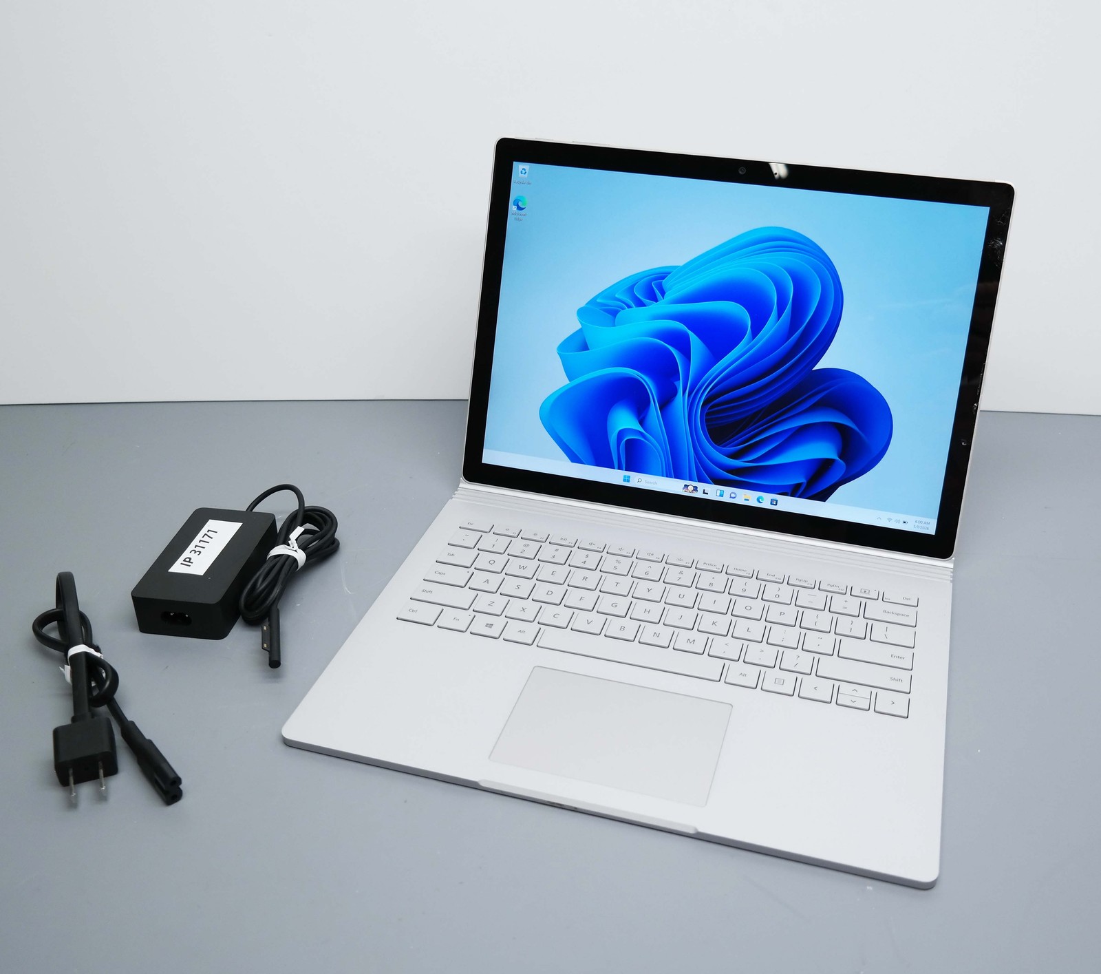 Microsoft Surface Book 2 13.5″ Intel Core i5 8GB 256GB – Silver ISSUE