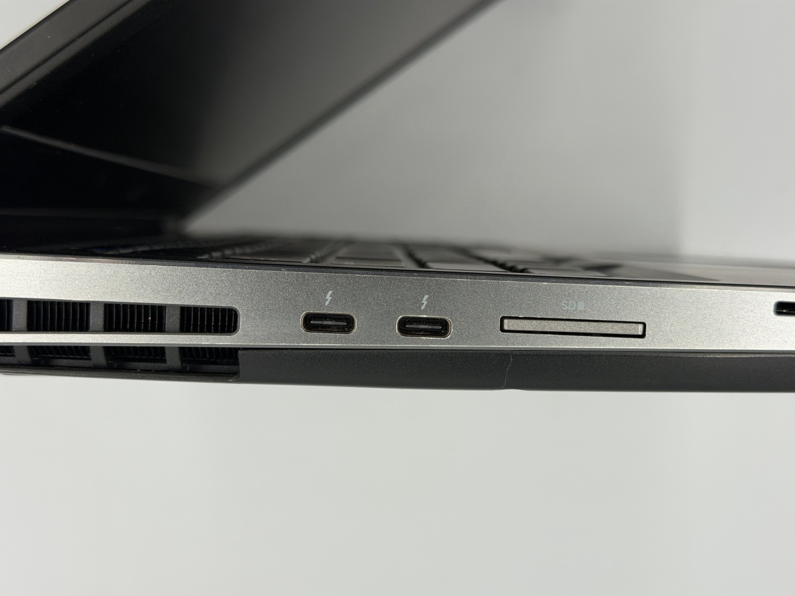 Dell Precision 7530 15.6″ i7 8850H 16GB 256GB SSD Quadro P2000 Win 11 Laptop