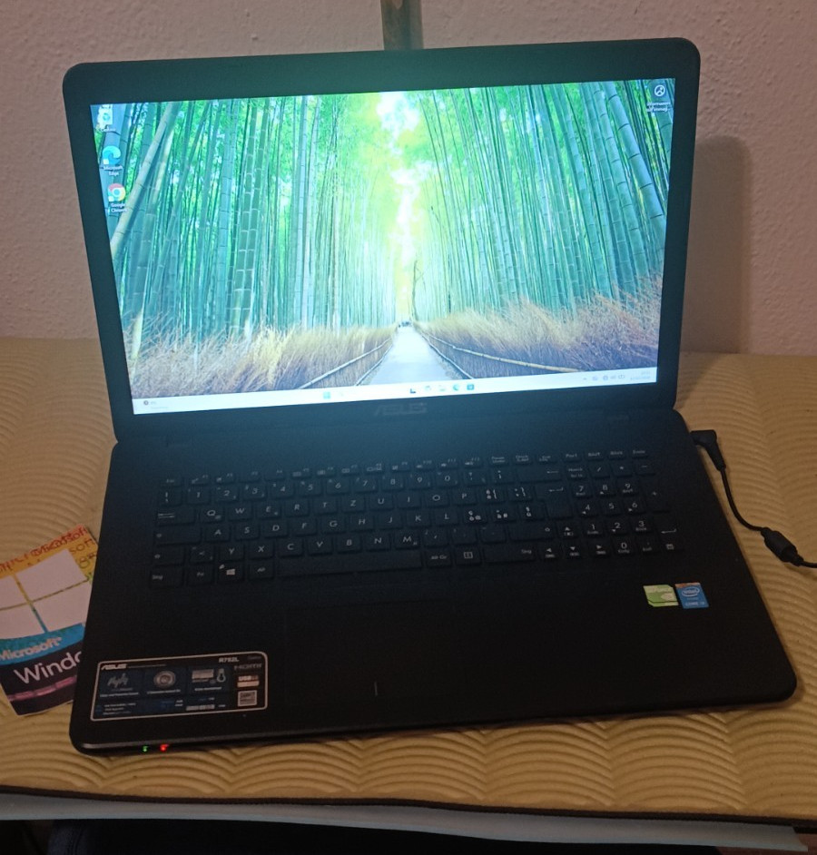 ASUS R752L i3-4030U 8gb 128GB SSD M2 17.3″ 1600×900 nvidia 820m 2gb windows 11