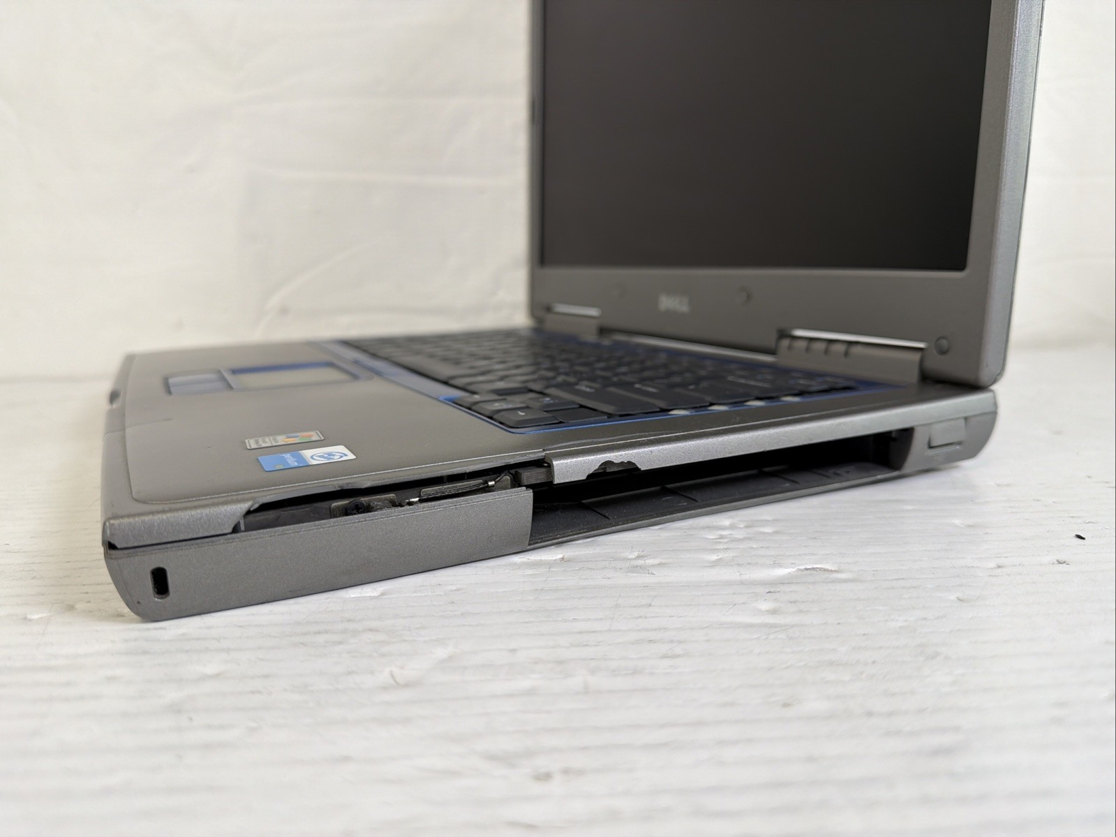 DELL INSPIRON 8600 Boot Pentium M 1 GB Geforce FX 5200 NO HDD/OS/ Batt – READ