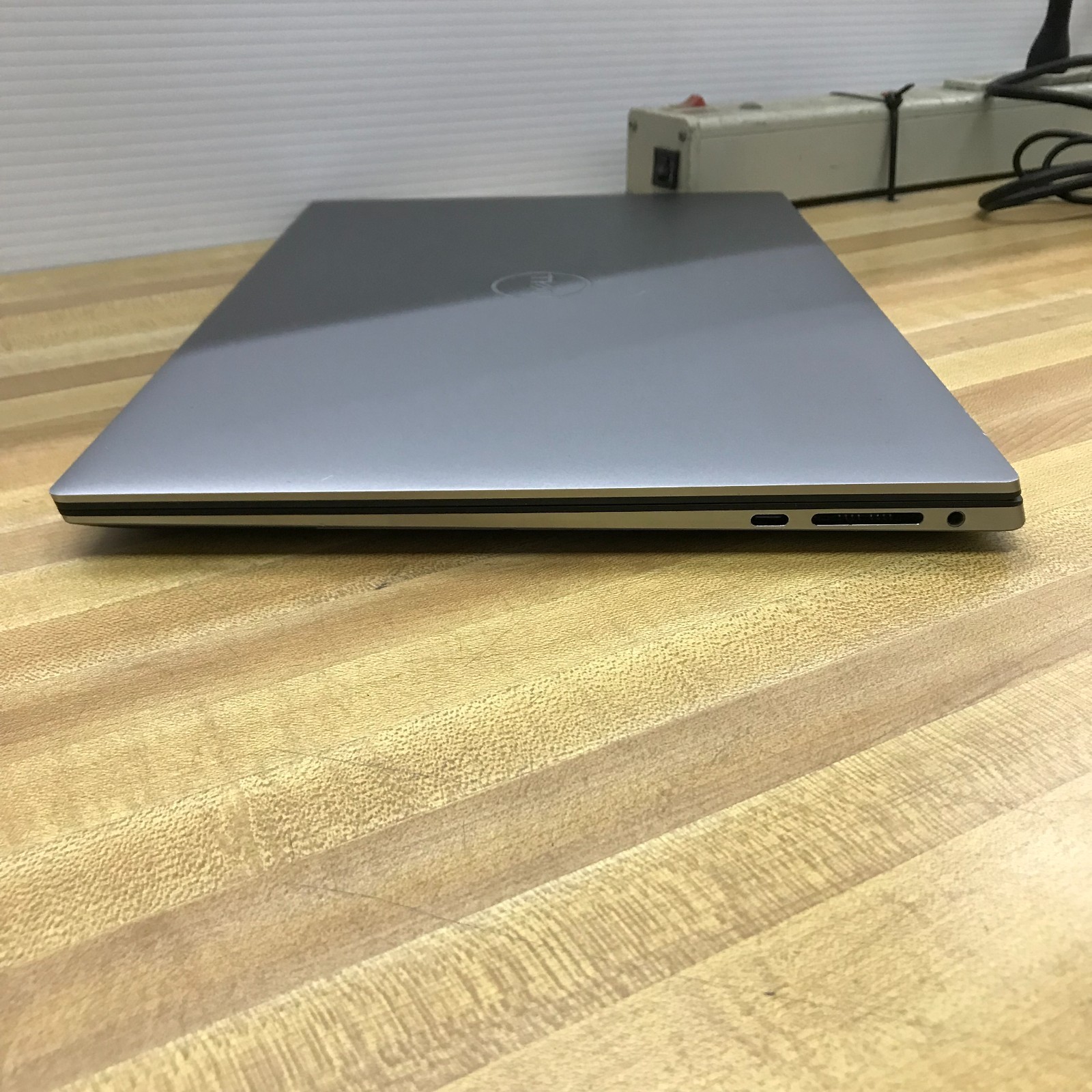 Dell Precision 5550 15.6″ FHD i7-10850H 2.7GHz 32GB RAM 512GB SSD Window 11 Pro