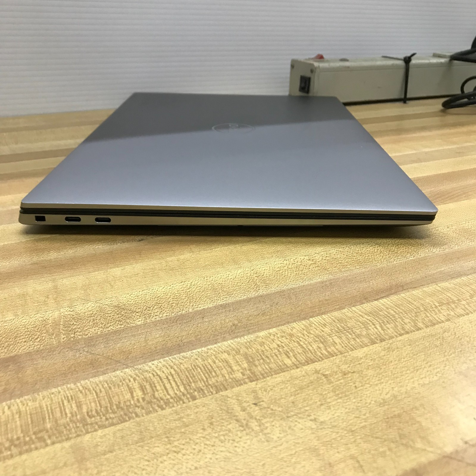 Dell Precision 5550 15.6″ FHD i7-10850H 2.7GHz 32GB RAM 512GB SSD Window 11 Pro