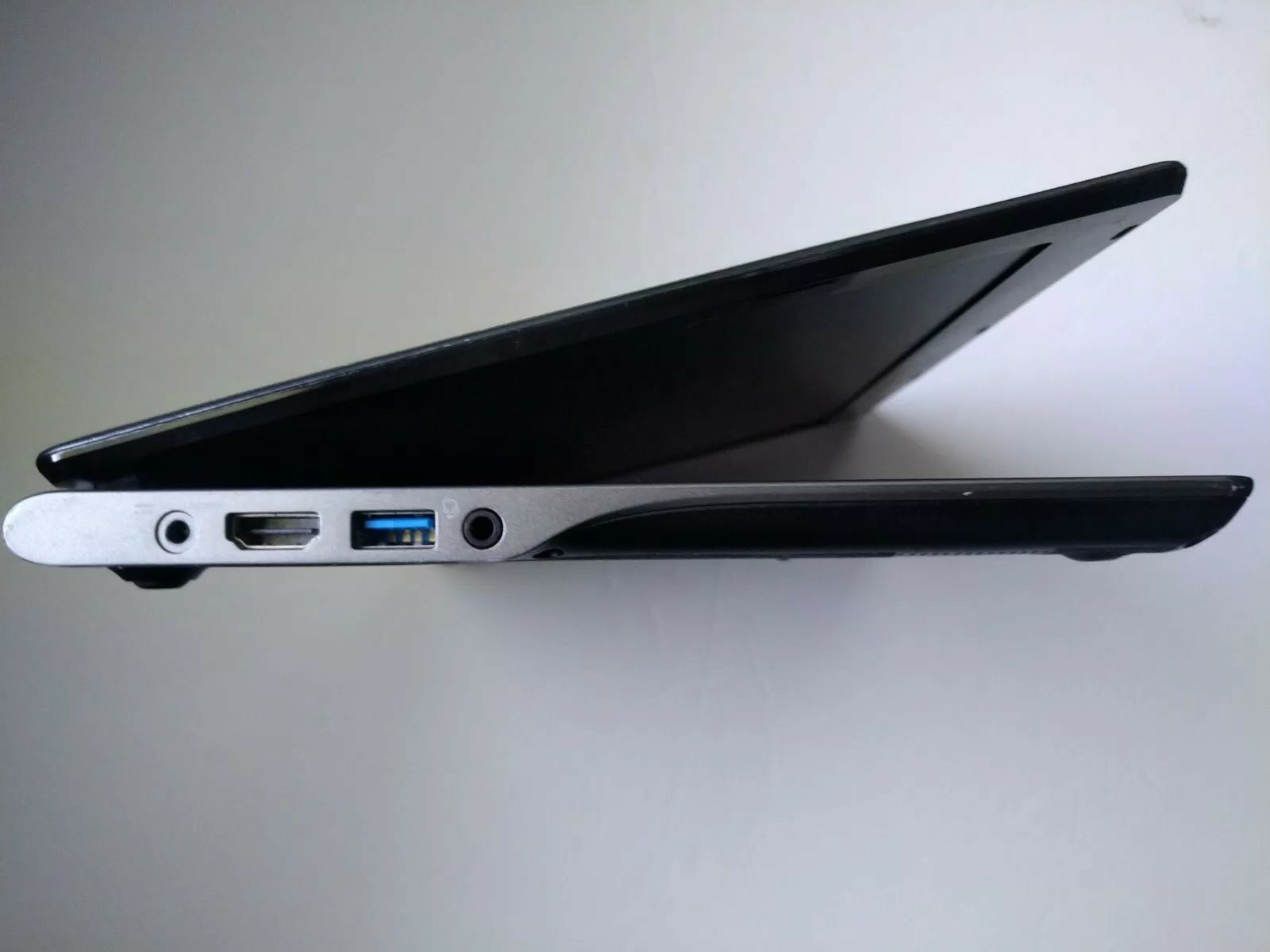 ACER CHROMEBOOK C720 laptop. Intel celeron processor. 2 gb ram. 16 gb ssd. 