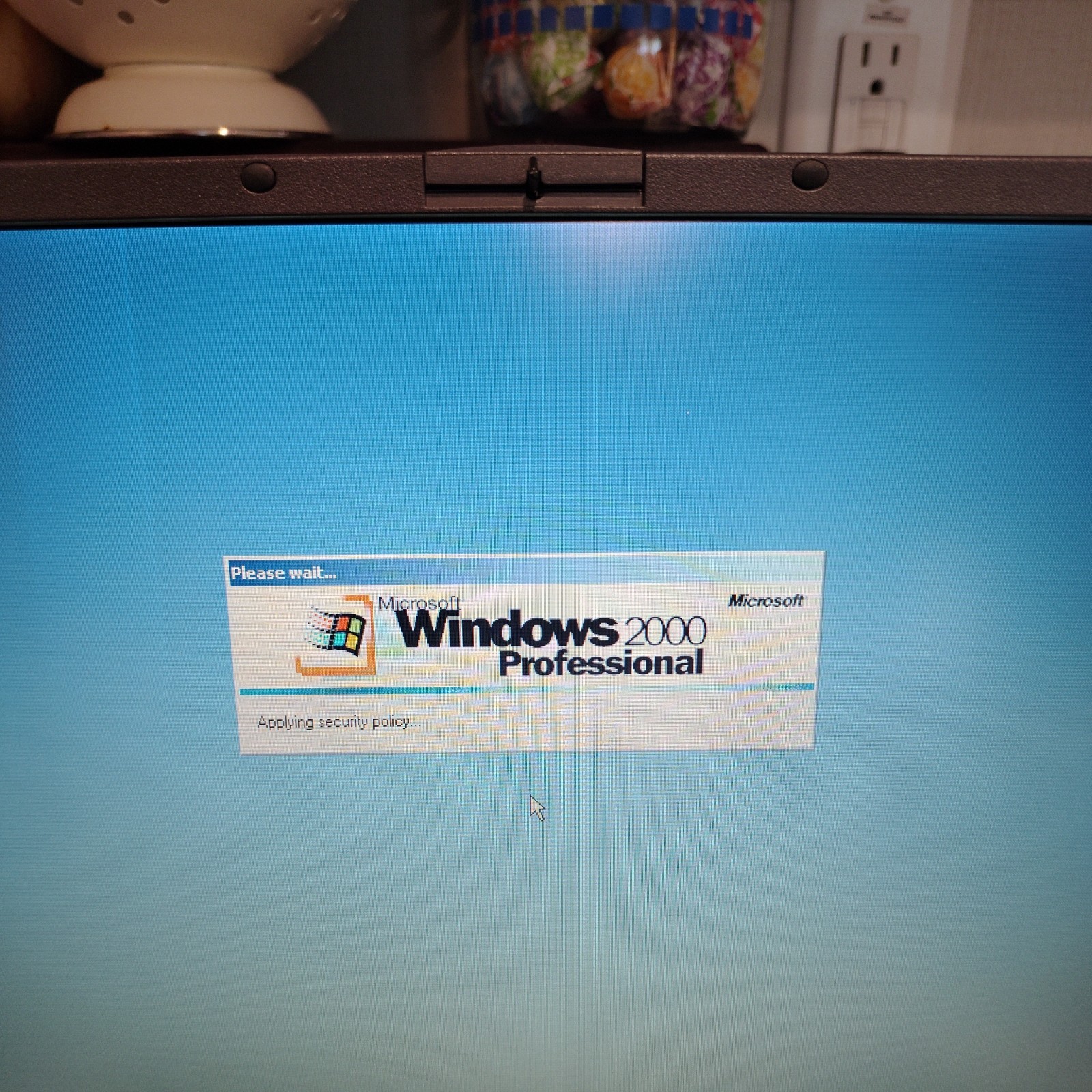 Dell Latitude CPi A366XT PentiumII Windows 2000Laptop VINTAGE 1998 – POWERS ON!
